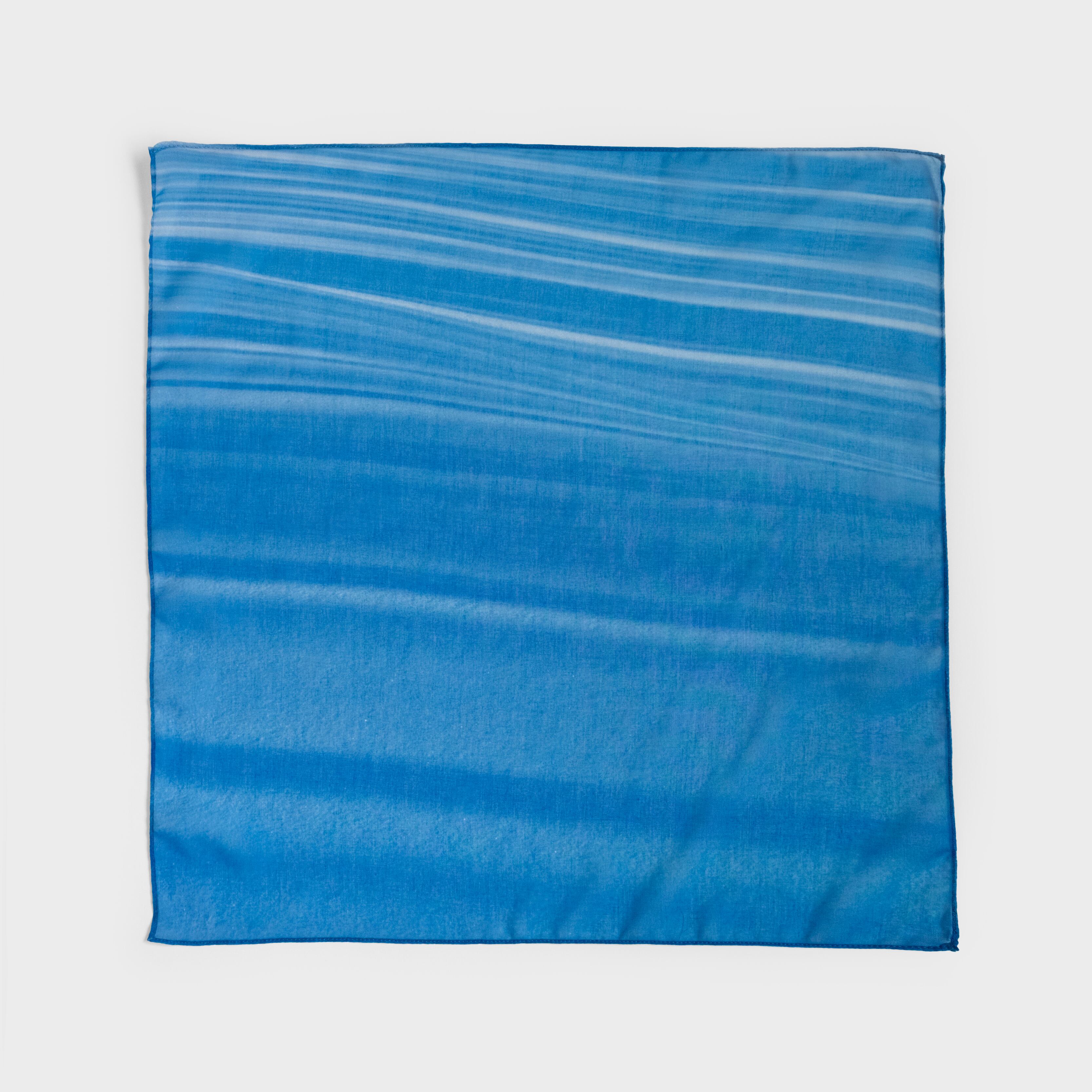 「青いストライプ」 Photo by Kei Maeda