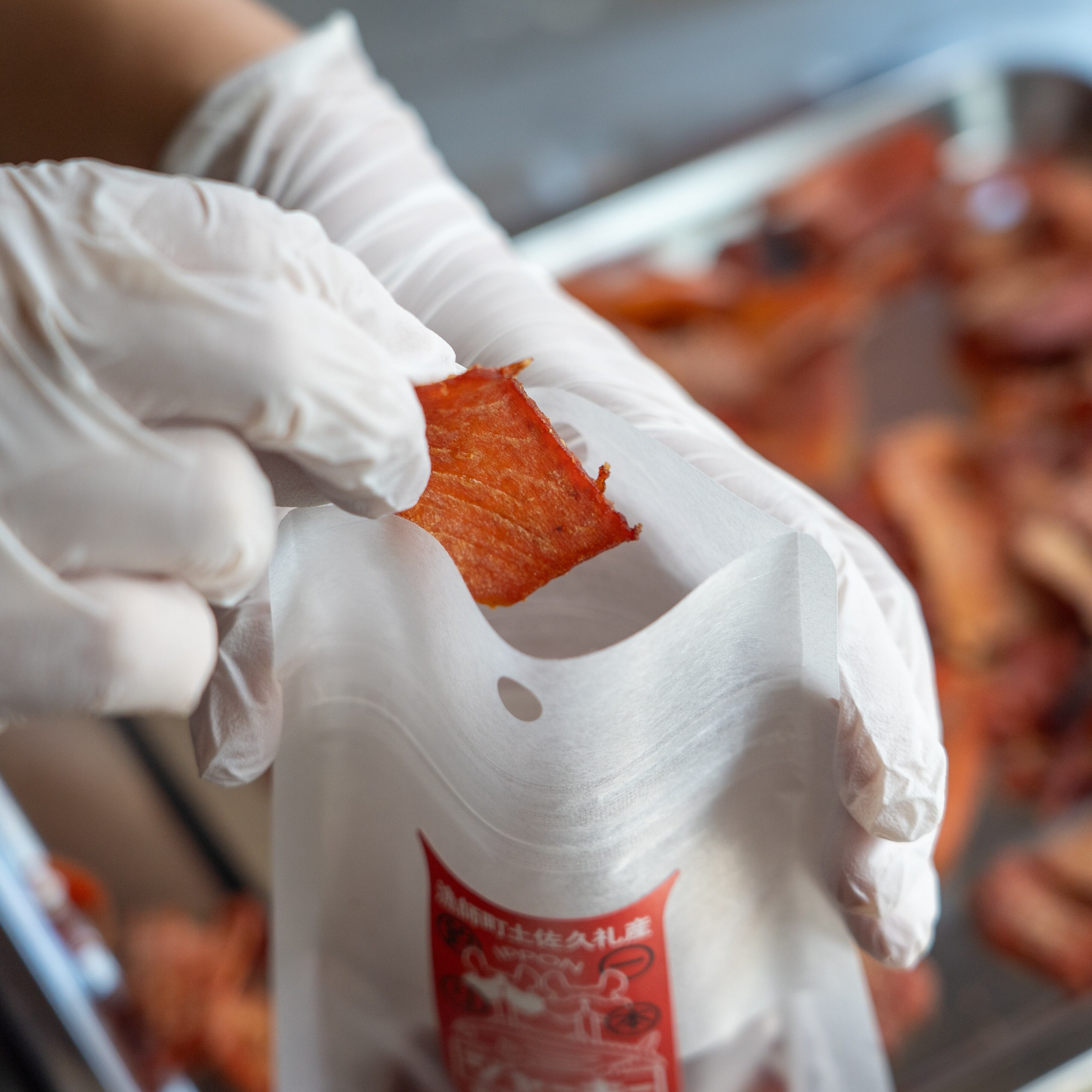 一枚ずつ丁寧に袋詰めしていきます。