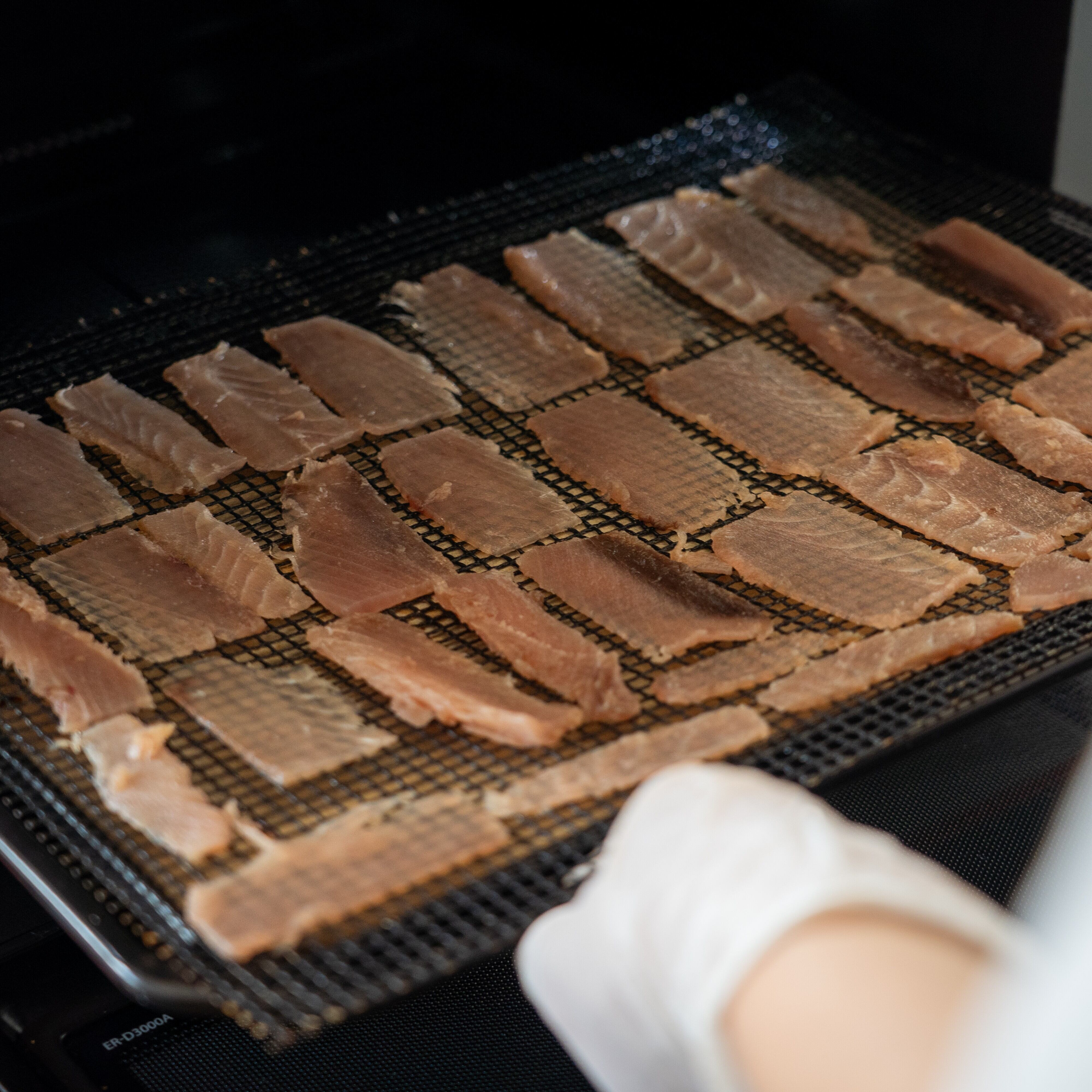 丁寧に薄くスライスしてオーブンに。