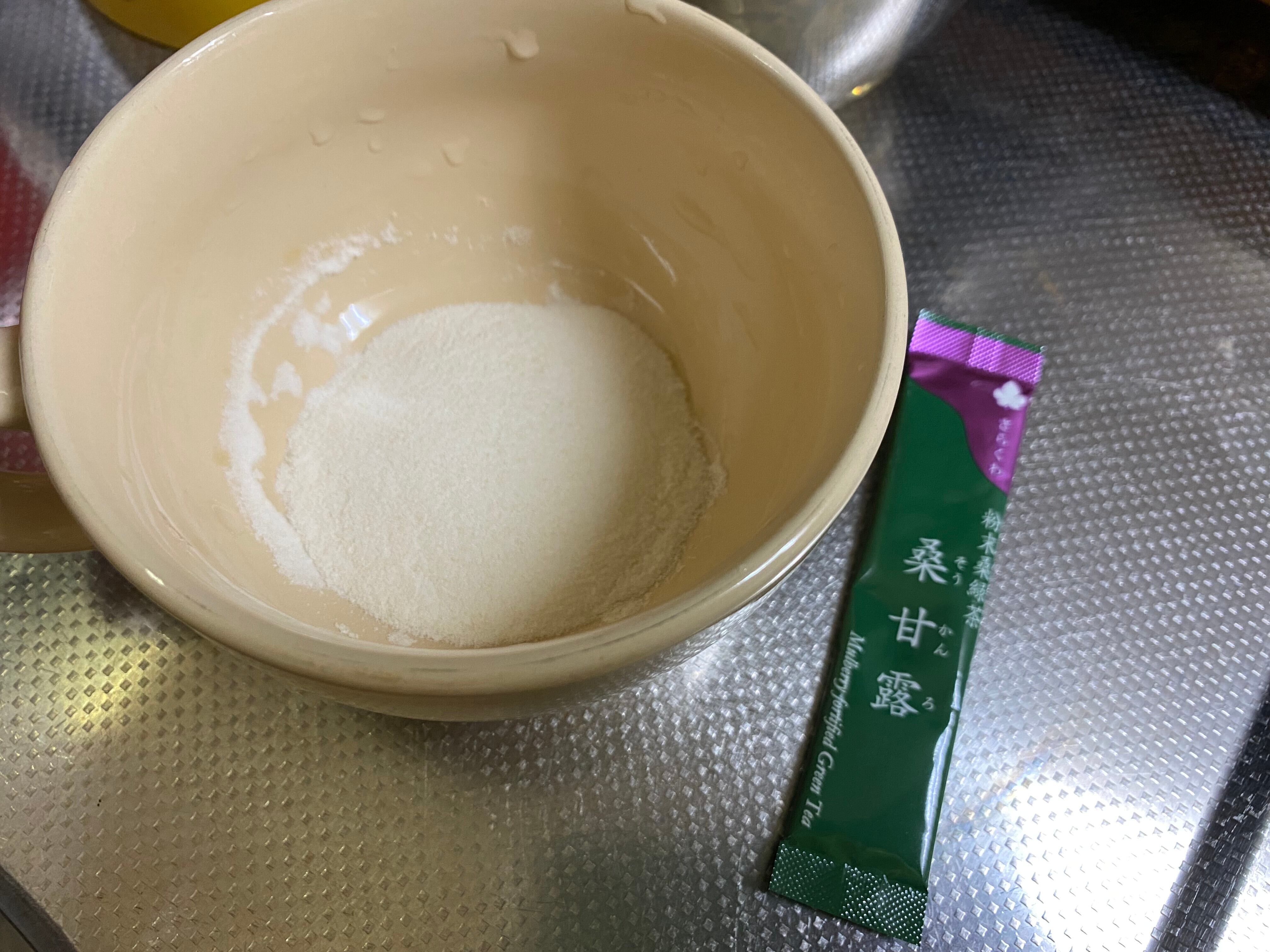 海洋ペプチド（おすすめ『フィッシュボーンブロス舞茸プラス』）と桑甘露を用意します。