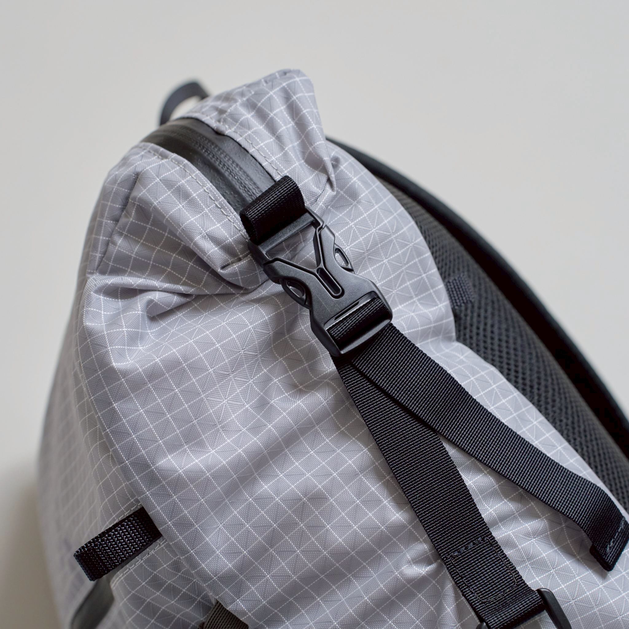 荷物をコンプレッションしてブレを小さくすることができます