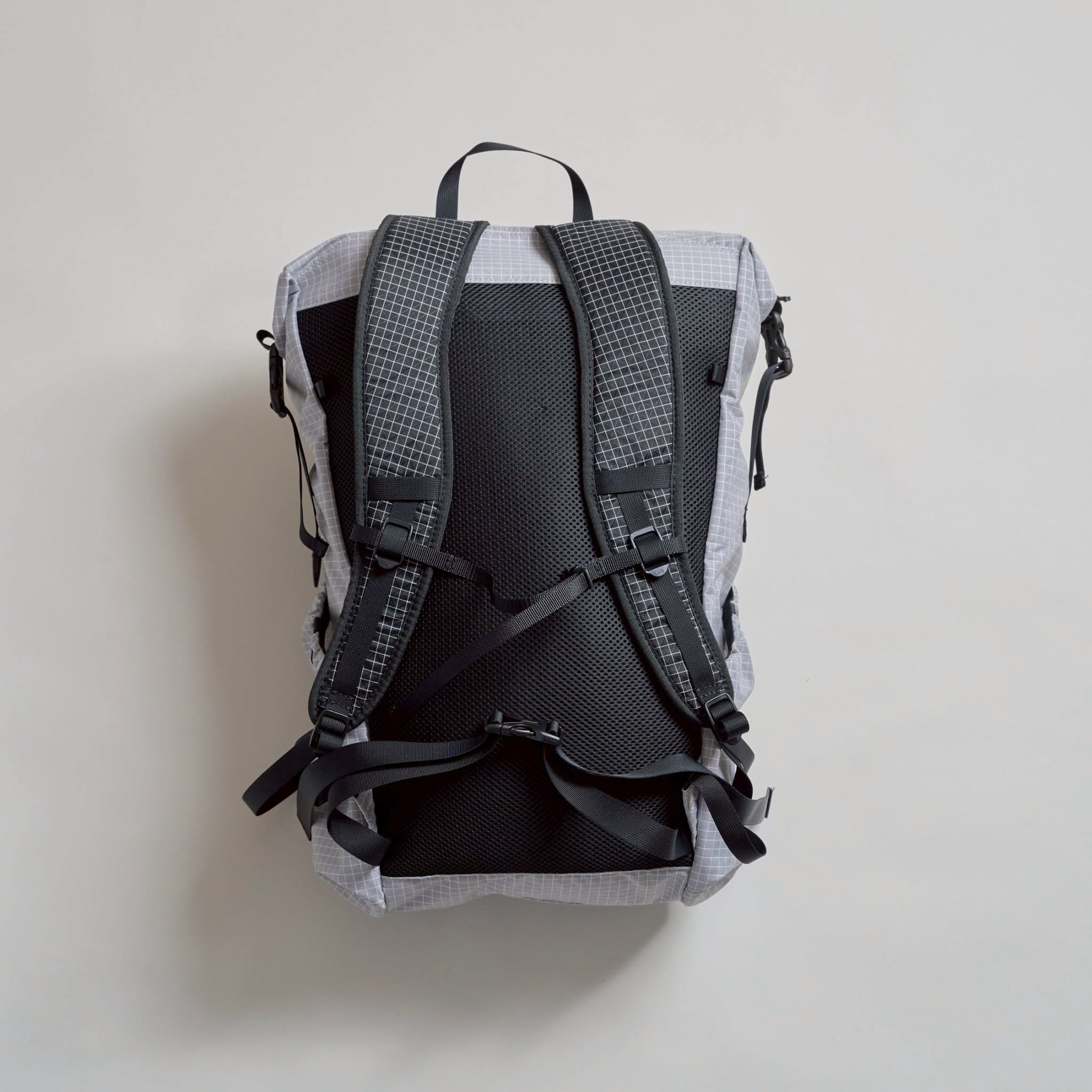 シンプルでシンプルで背負いやすいショルダーハーネス。パーツも軽量化