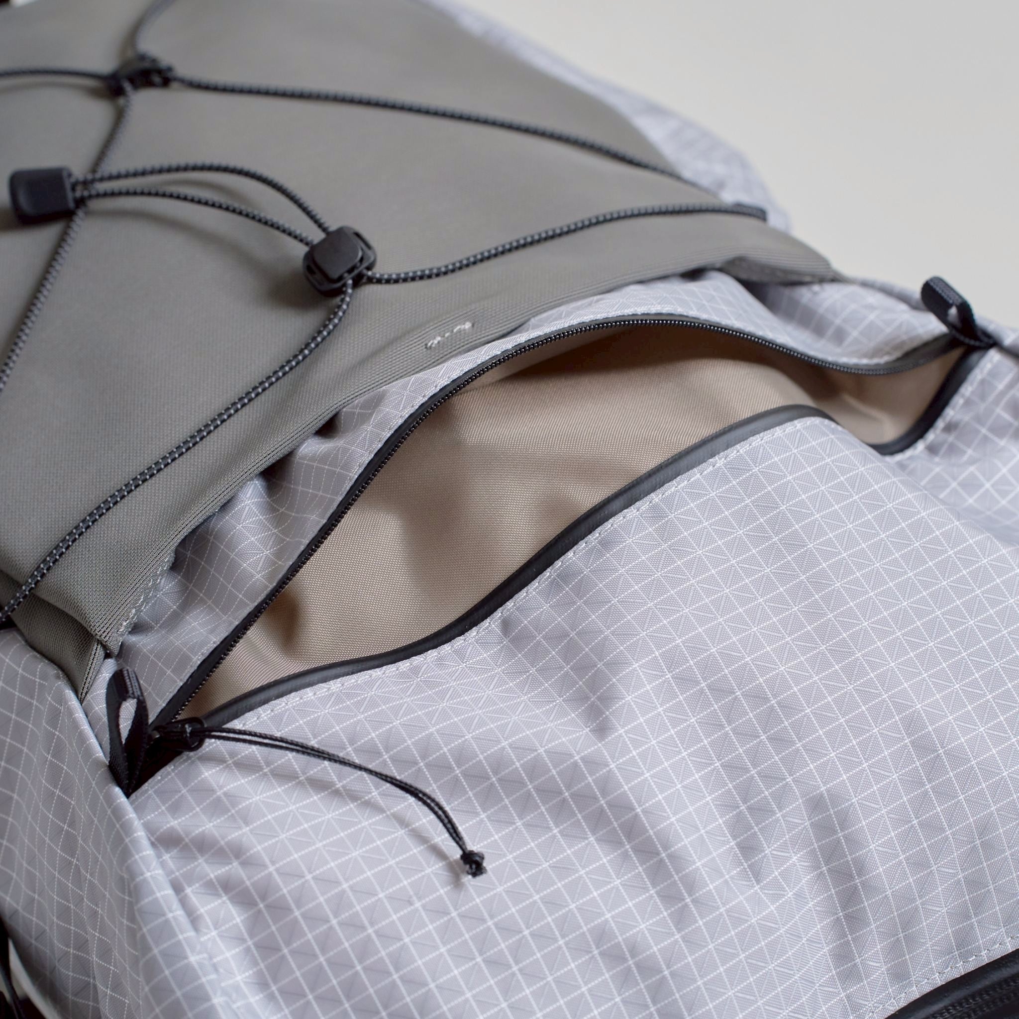 使用頻度の高い物の出し入れに便利なフロントポケット