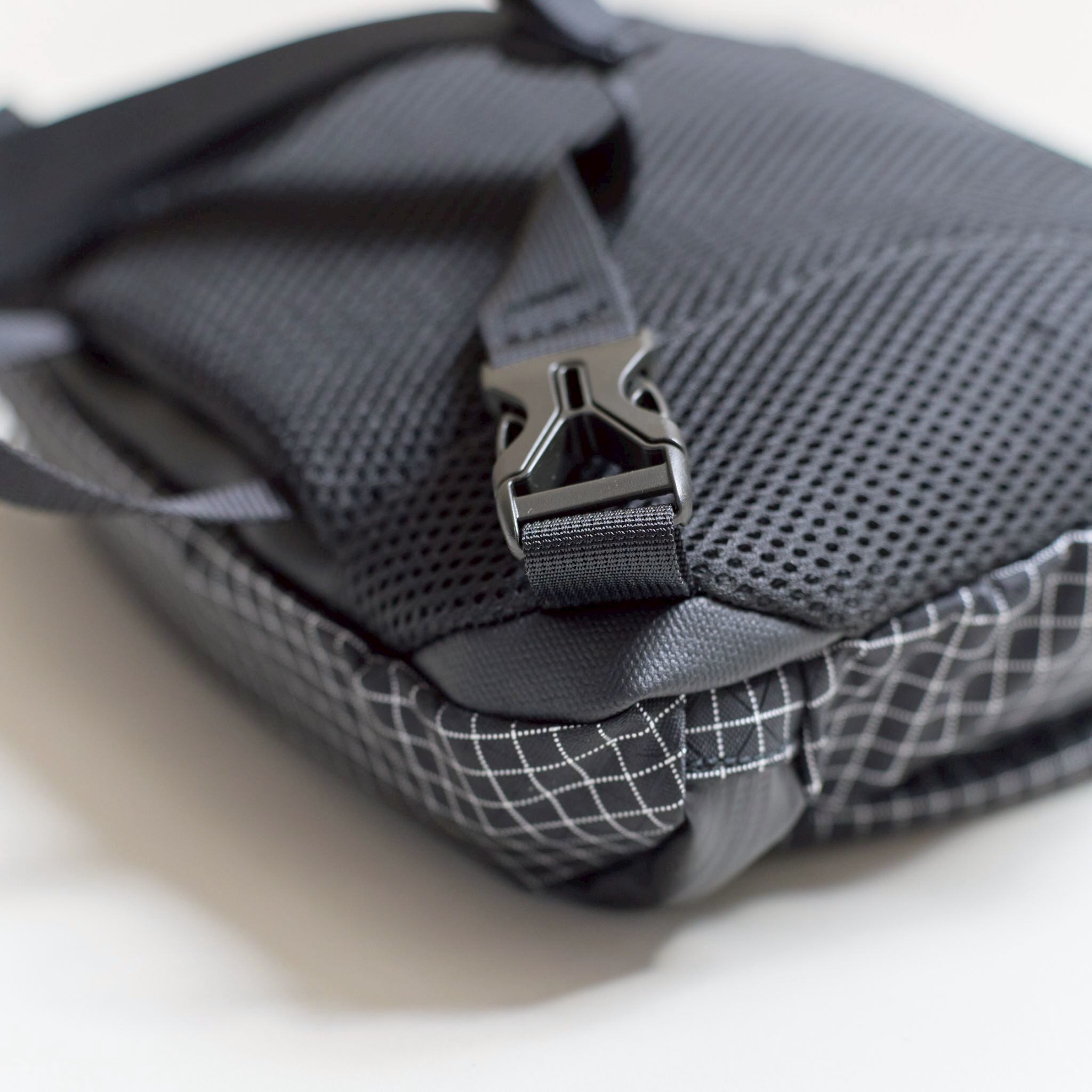 裏地は3Dメッシュ、バックルによるアレンジでチェストバッグとしても