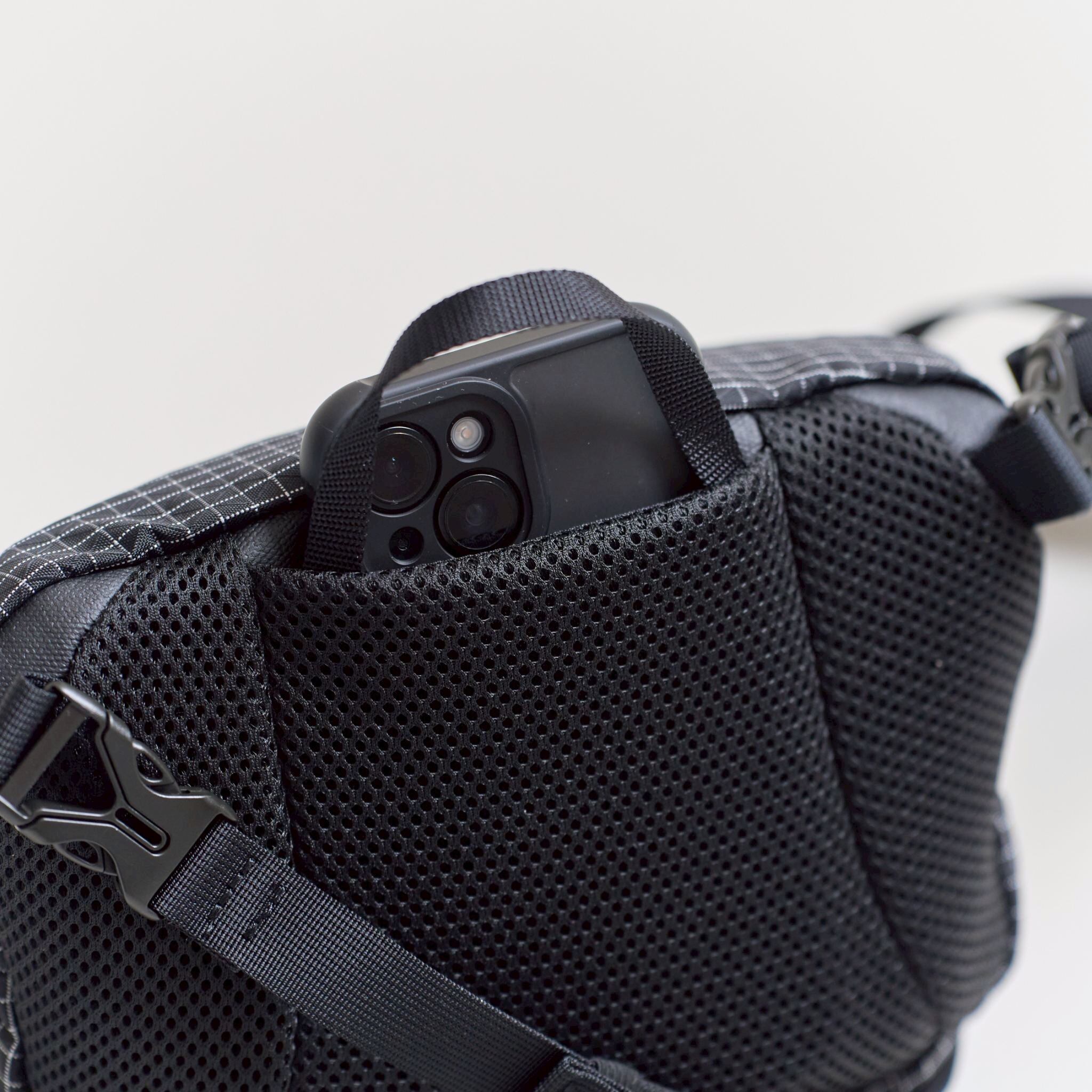 メッシュの裏ポケットはスマホ専用！？