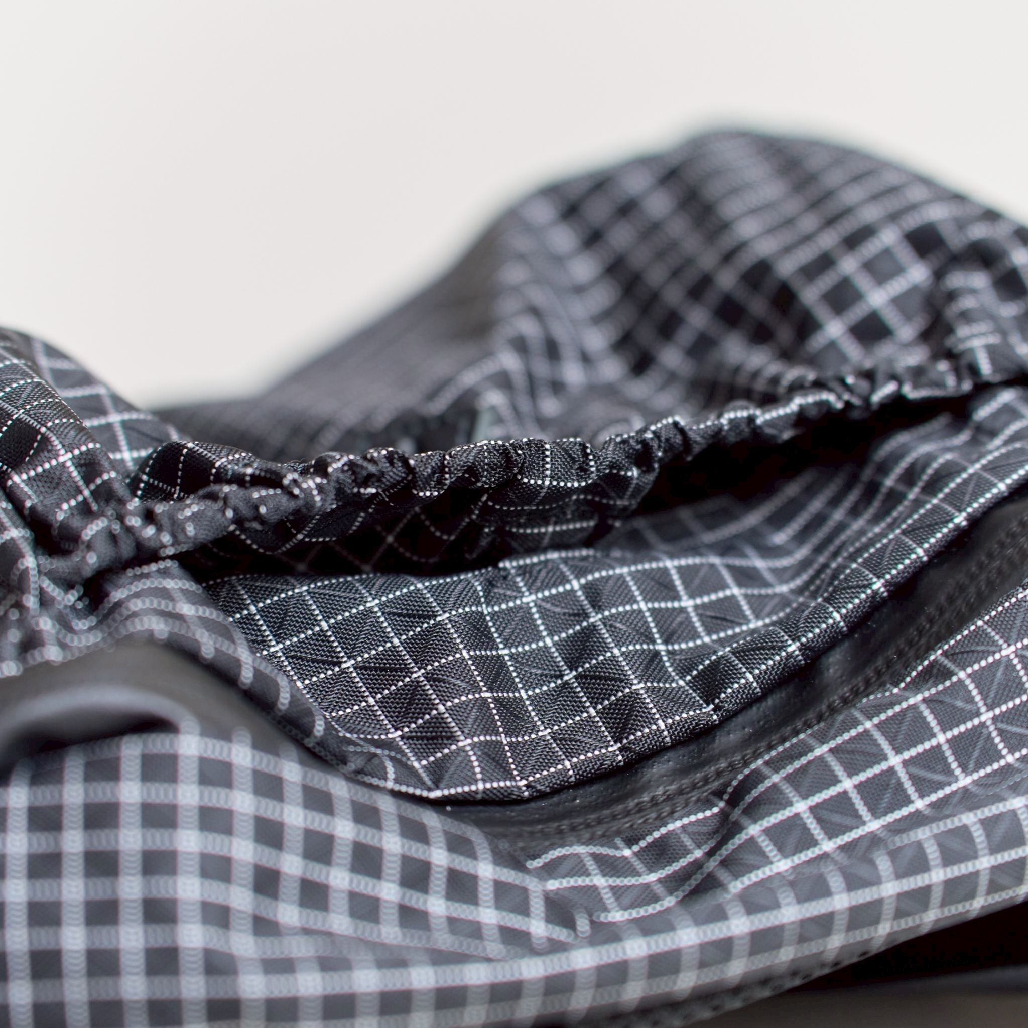 フロントにギャザー入りのカンガルーポケット