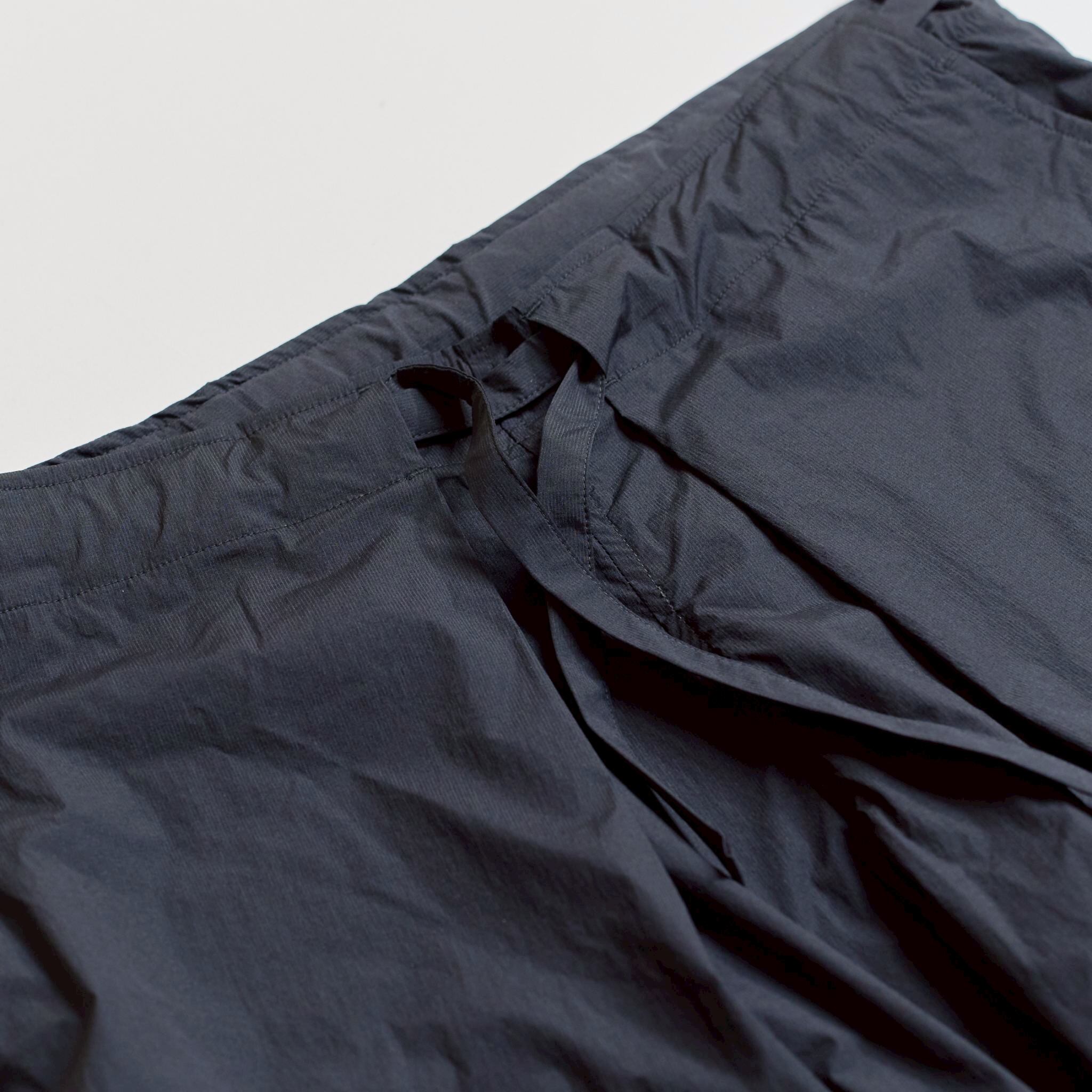 ドローコードを絞って履く仕様