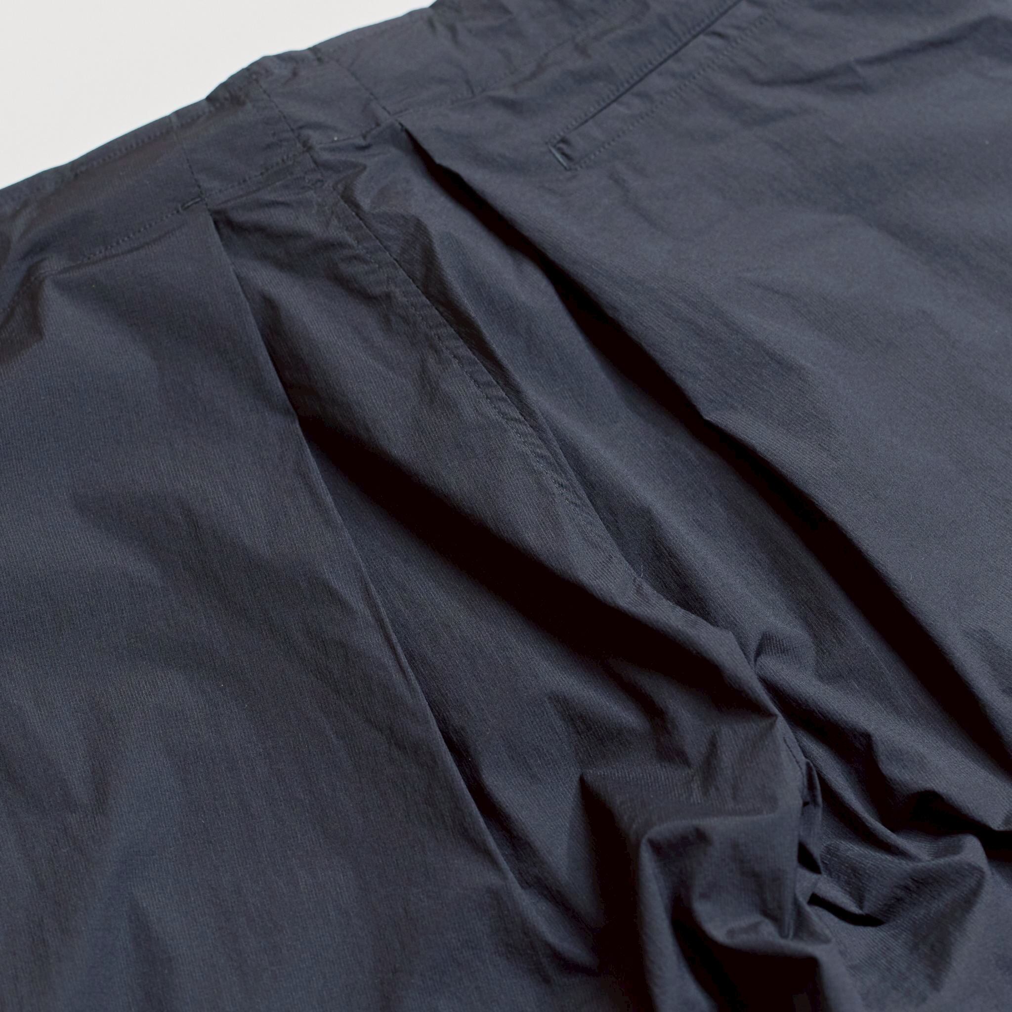 上品さと動きやすさを併せ持つタック入り