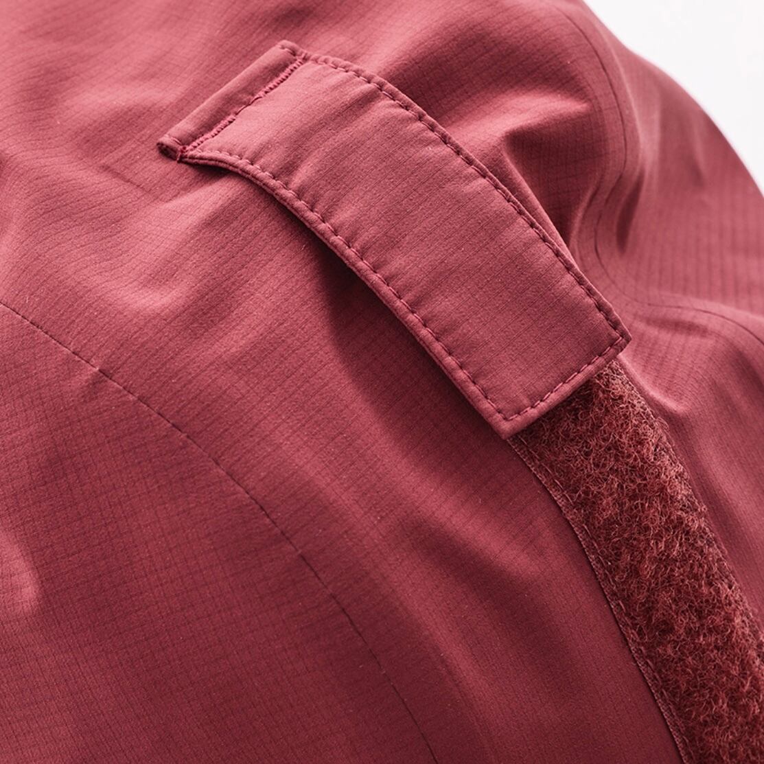 フード後頭部にはベルクロのアジャスターも装備