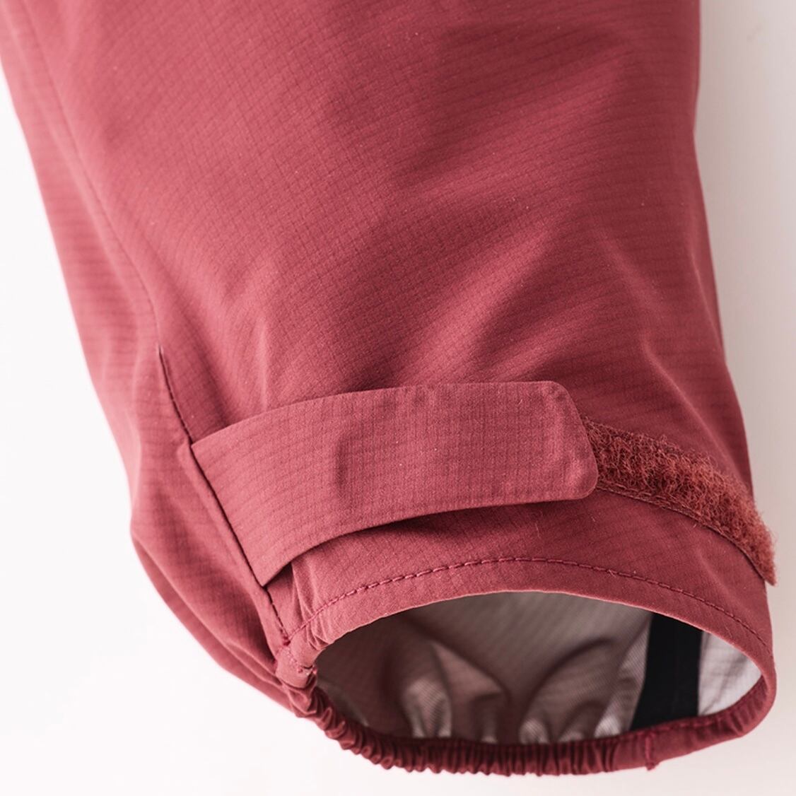 袖口に調整用のマイクロタブ、手首にしっかりフィットして雨や冷気の侵入を防ぐ