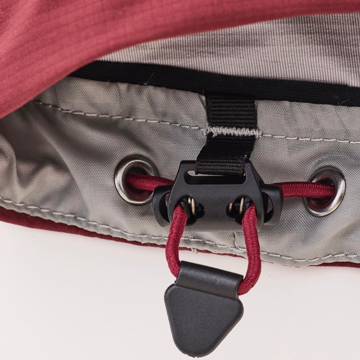 裾のアジャスターは右側1カ所。ワンアクションで裾幅を調整し、風雨の吹き込みを防止