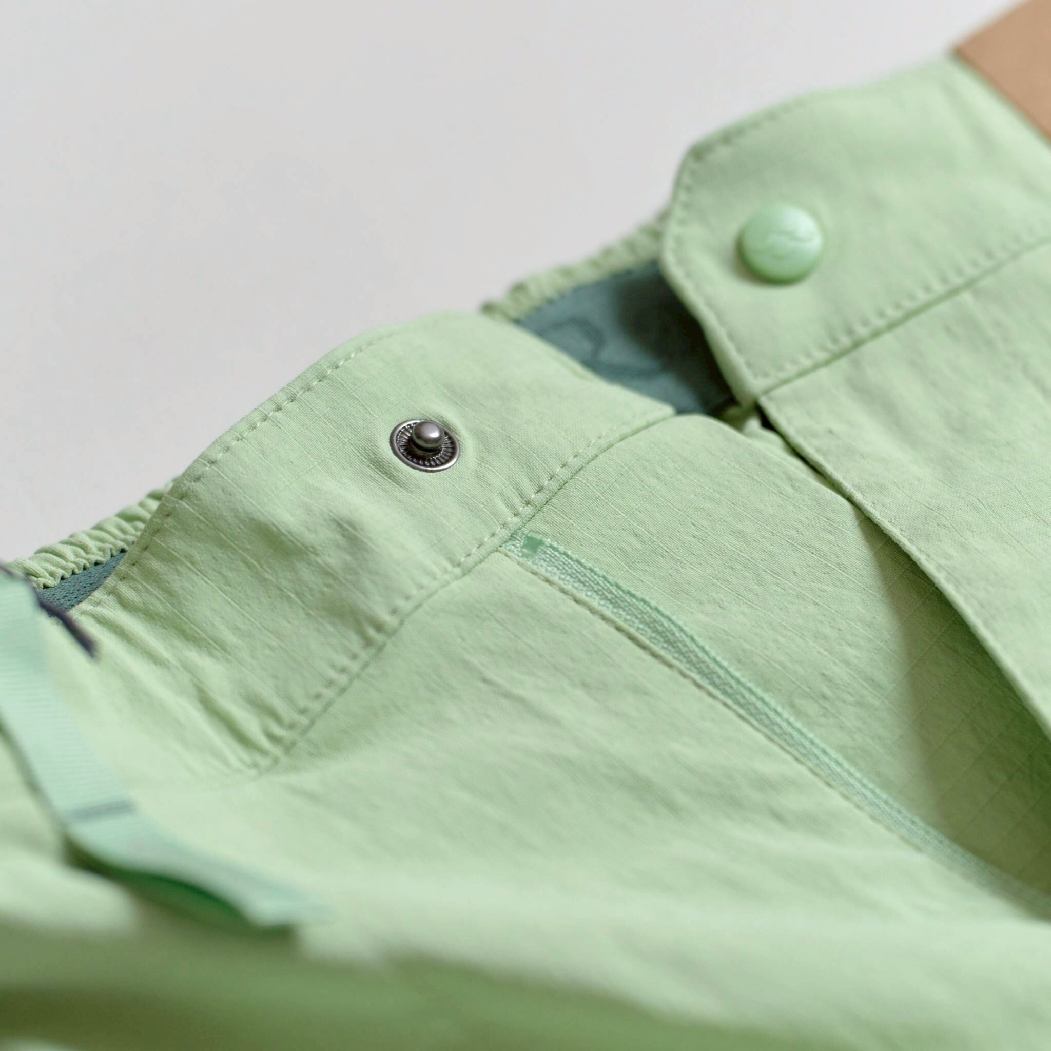 伸縮性があるウエストはある程度の幅に対応