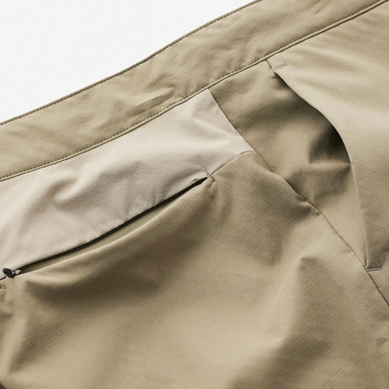 両サイドにハンドウォーマーポケット、ヒップにジッパーポケット。