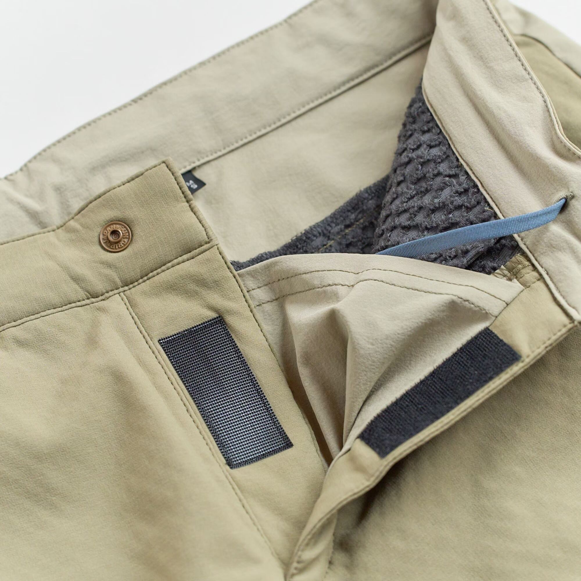 ウェストはボタン留めに加え、コードでしっかり締められる。前立てはベルクロ仕様。