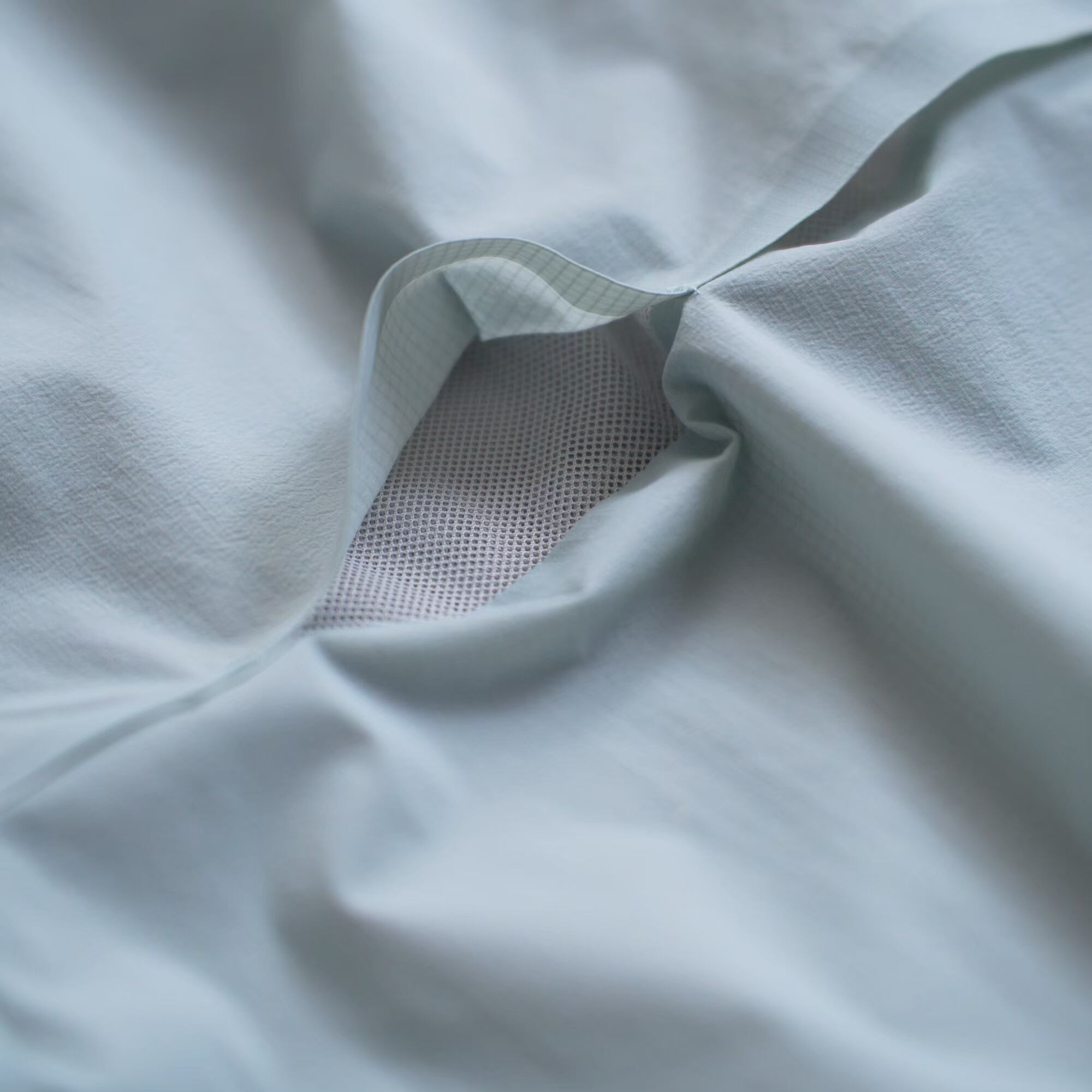 背中のベンチレーションは手が込んでいる