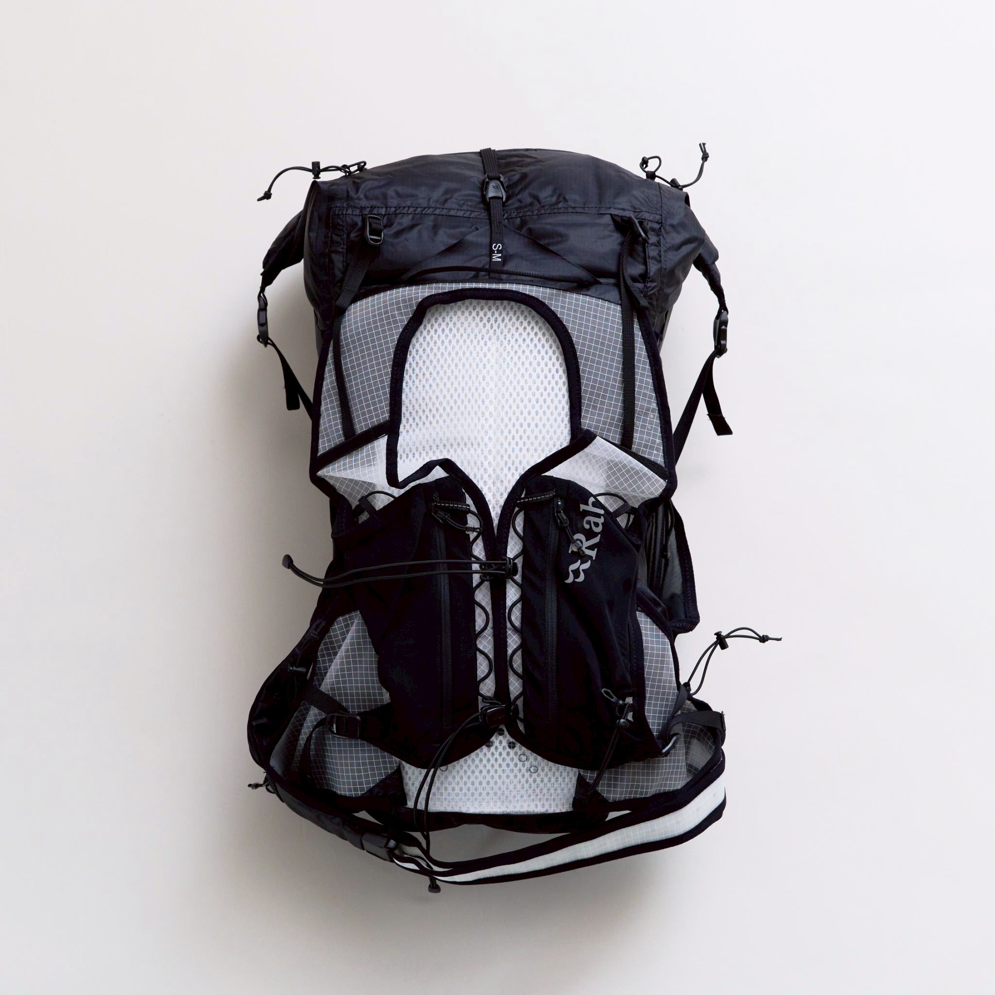 体にフィットするショルダーハーネス