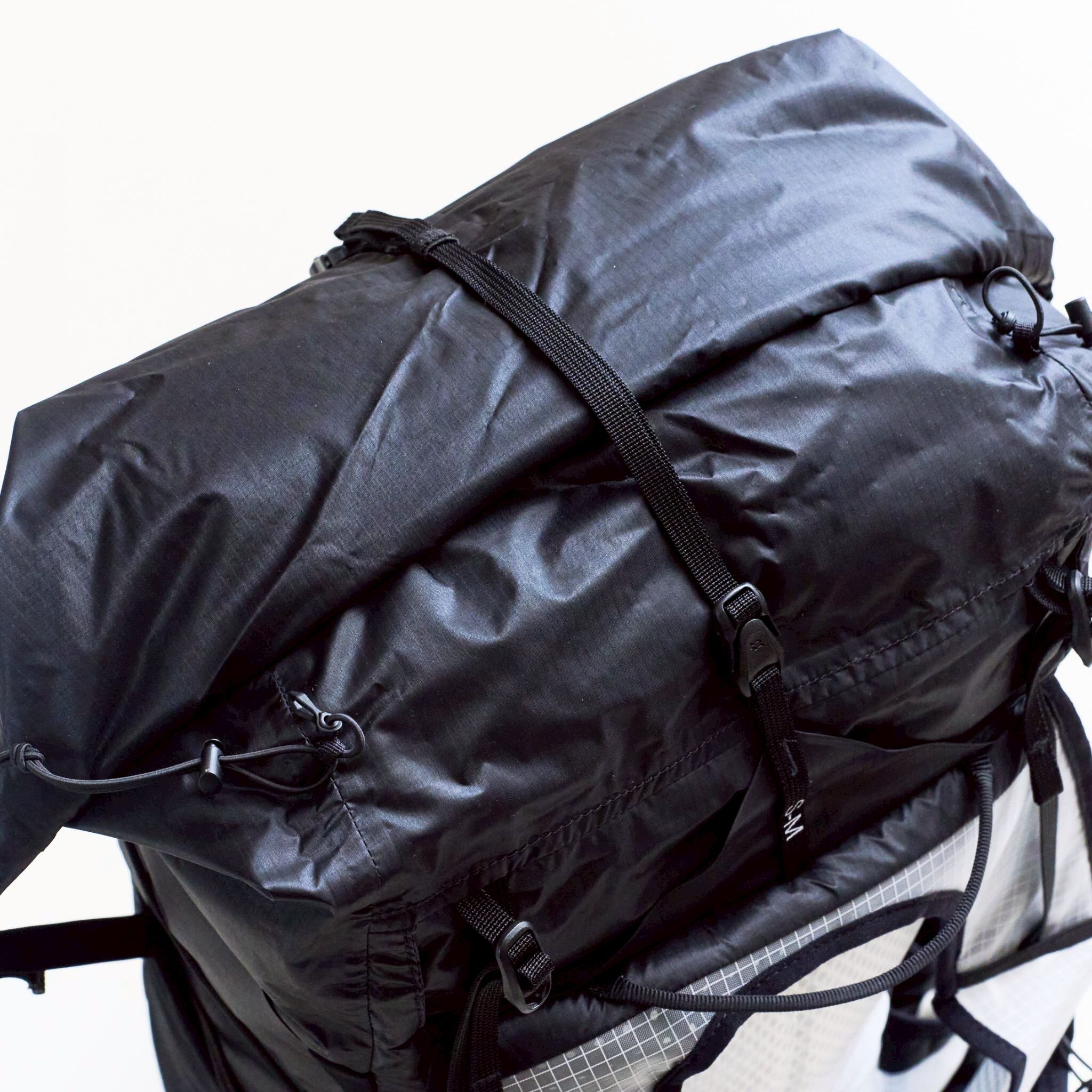 丈夫にZポールを留めておけるコード、メッシュの背面の裏側にマットなどを収納できる