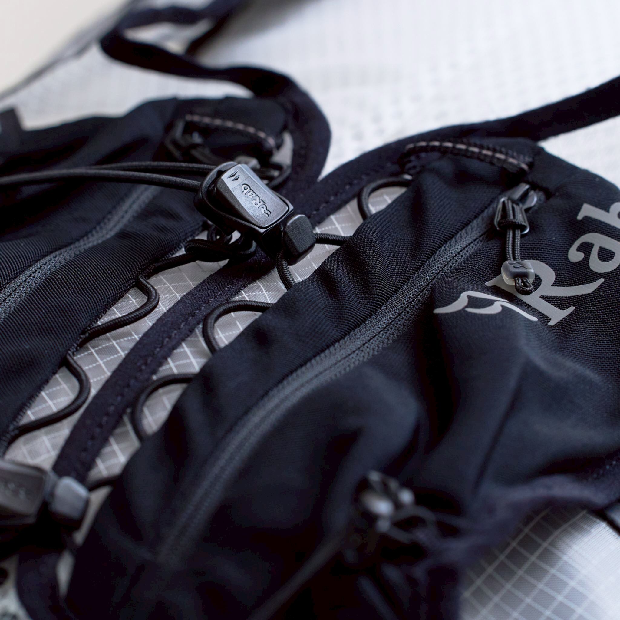 ランベストのシステムを採用したショルダーハーネス。ブレずにフィットし様々な物へのアクセスが容易です