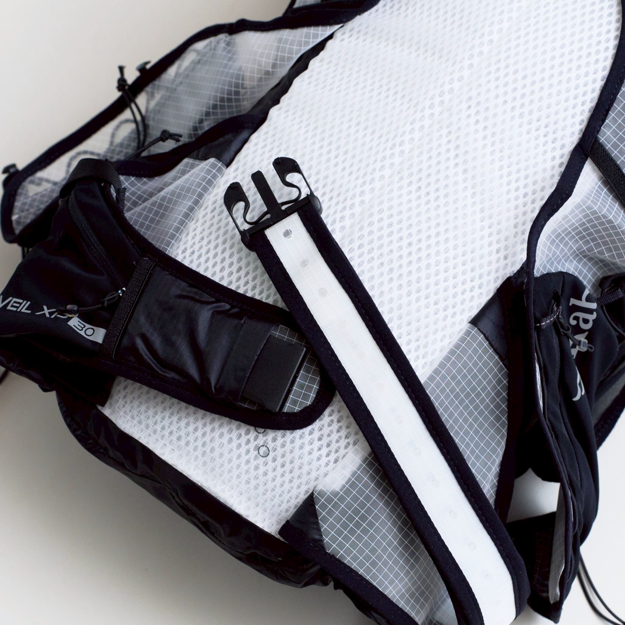 圧倒的な涼しさを提供する背面およびショルダーシステム。濡れても不快なことは一切ありません