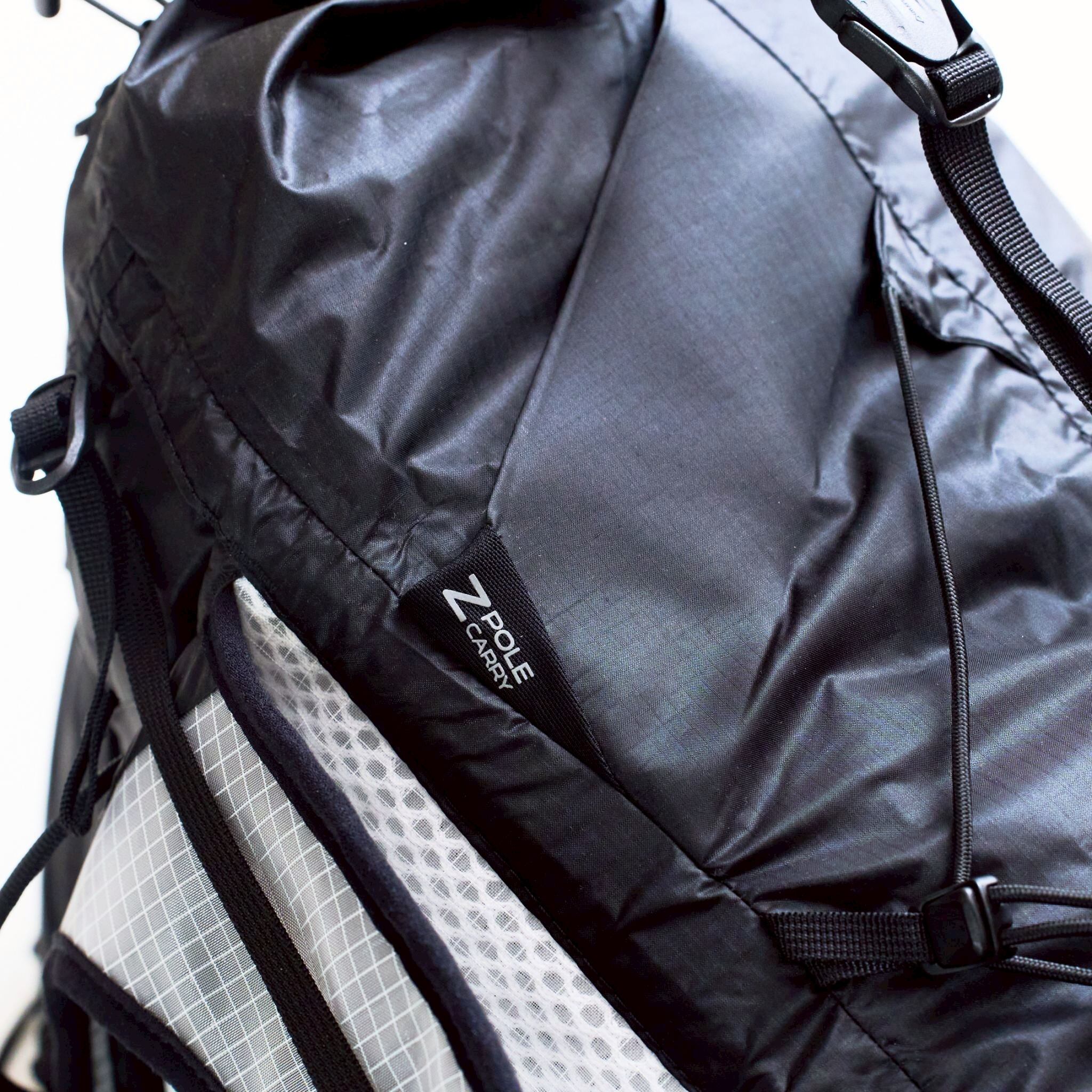 サイドコンプレッション及び、荷物を引き寄せられるスタビライザーもしっかり装備