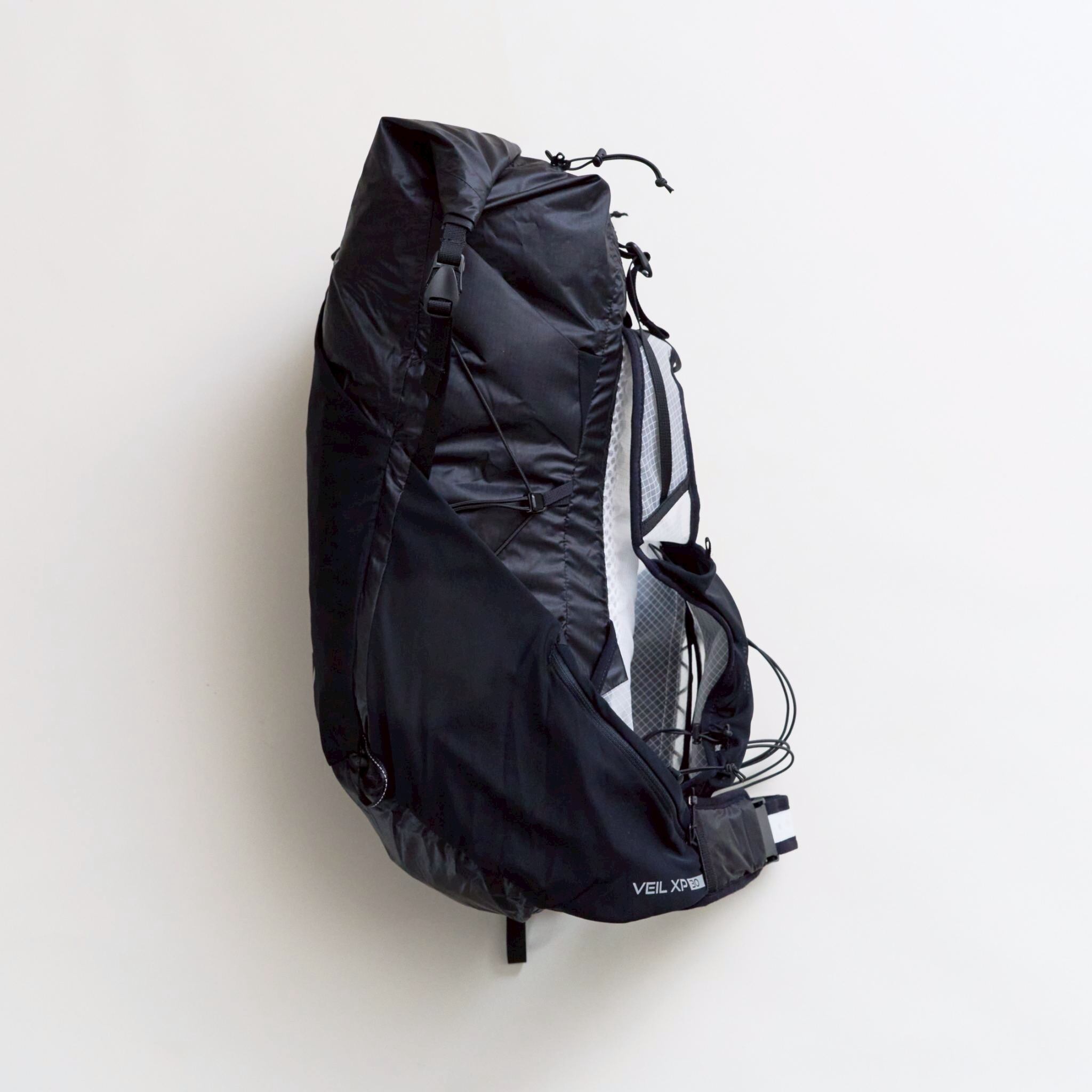 右サイドのメッシュポケットはジッパーで閉じることができます。