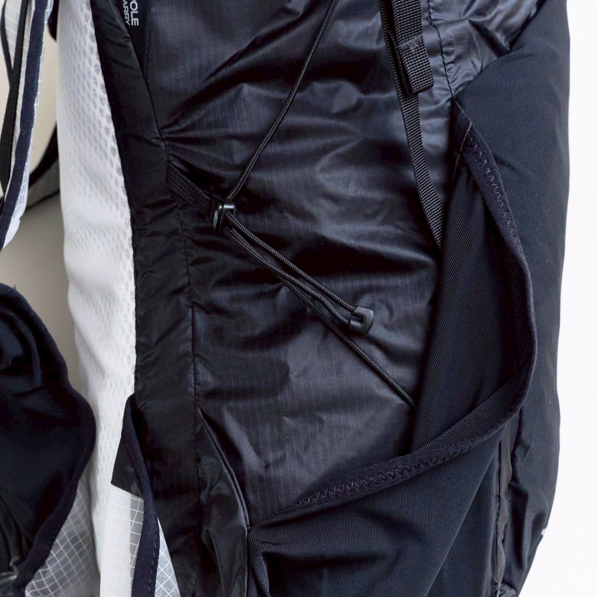 左は大きく解放されたポケット。荷物を分散するフォルム