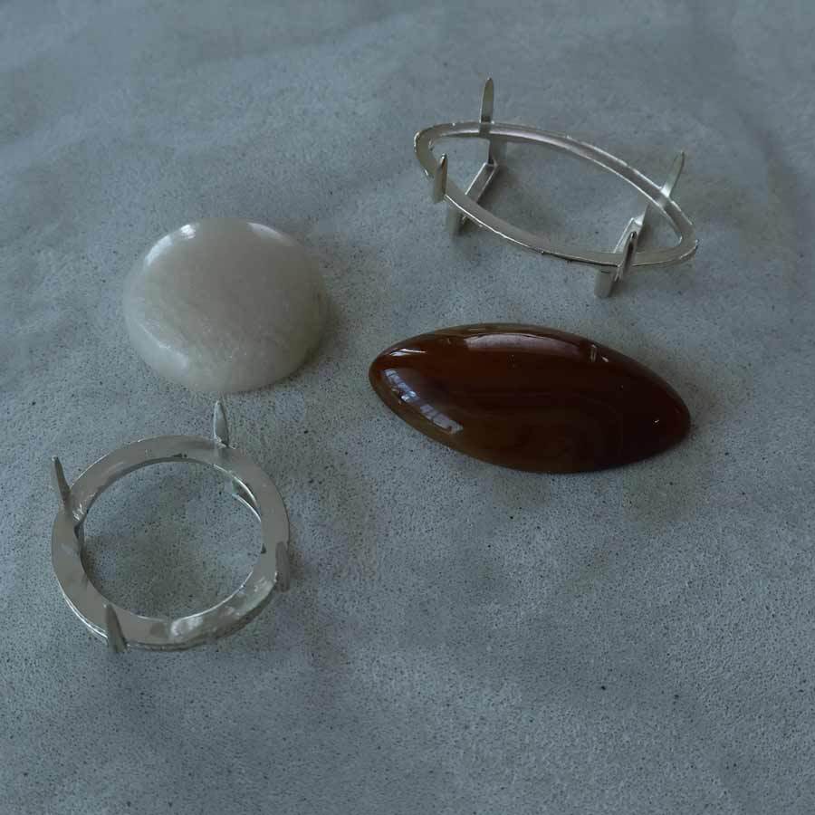 石の形に合わせてつくった枠