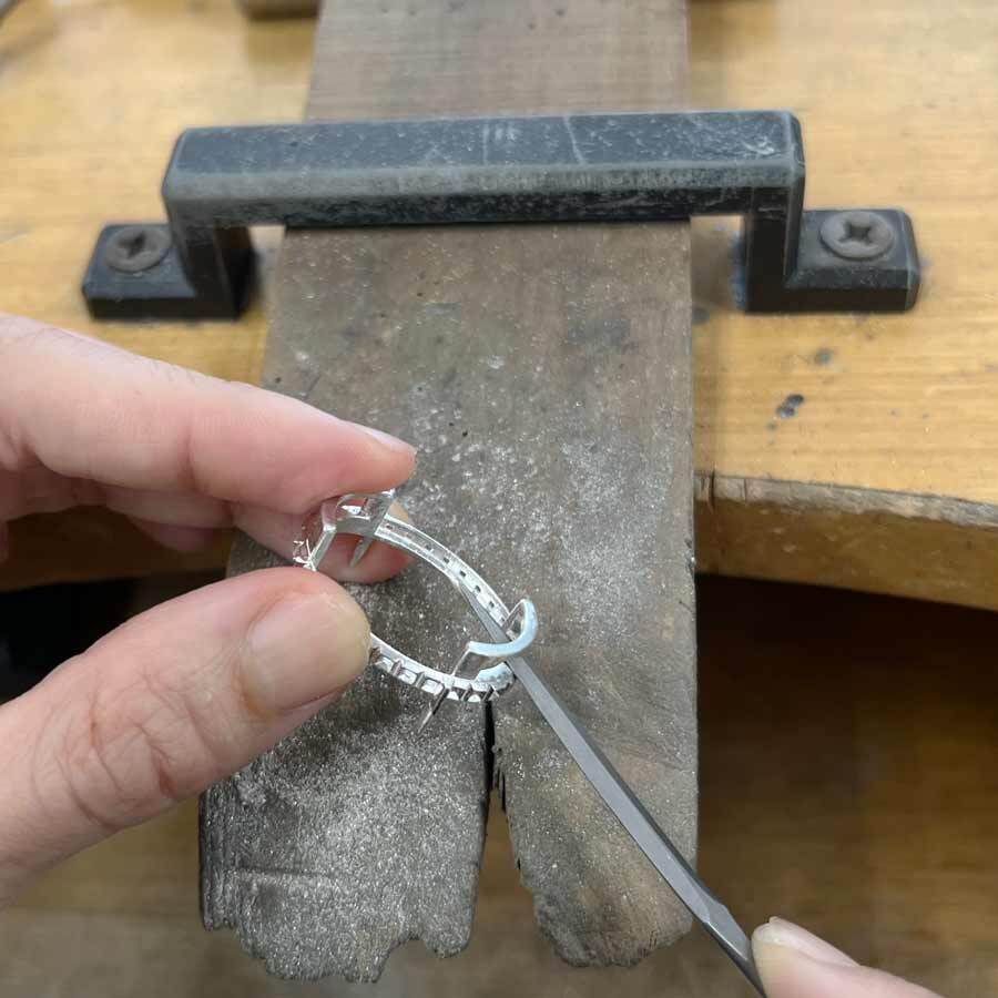 ひとつひとつ手作業で銀枠をつくっています