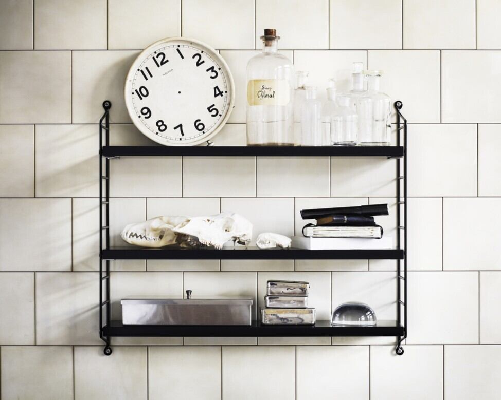 調味料や小瓶、ティーグッズを並べるのもおすすめ。