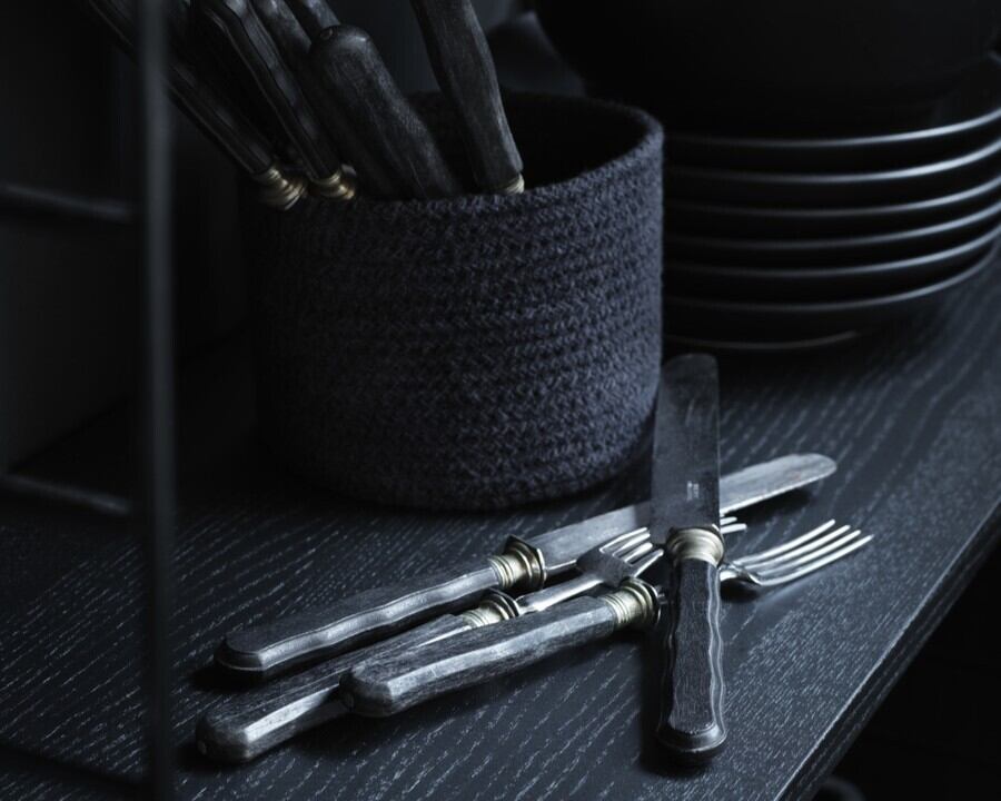 キッチンではテーブルウェアを収納したり、