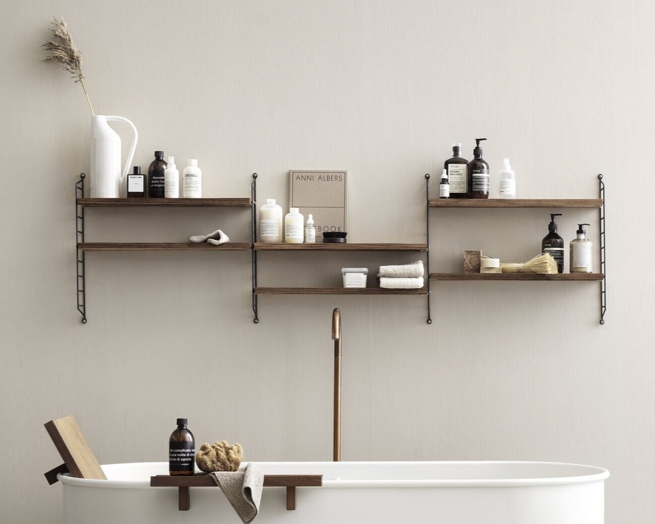 洗面所ではタオルや化粧水、ボディミルクなどを揃えて。