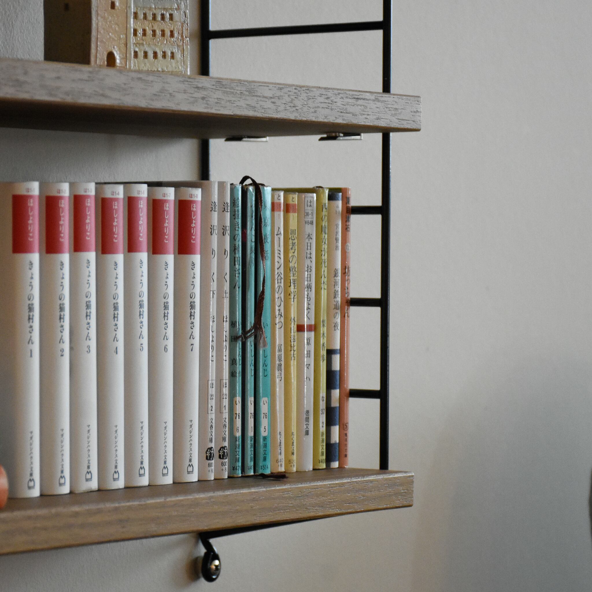 奥行き15cm！文庫本や漫画が置けるサイズで、