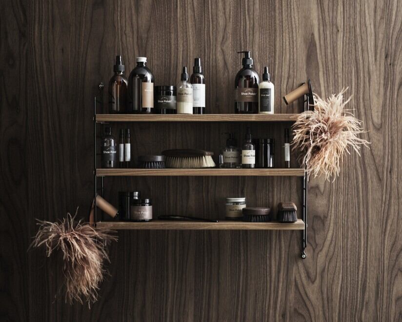 玄関では鍵など小物の定位置に。また、靴などのケア用品などをまとめて置くのも素敵。