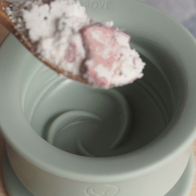 1. 【おやつを詰める】 トローブにお好みのおやつを詰める　例:スープ、果物、肉、ウェットフードなど