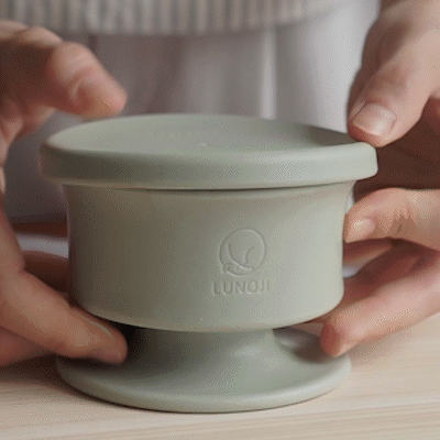 2. 【冷凍する】 蓋をして冷凍することによって、早食いを防ぎ、おやつを長い間楽しめます。