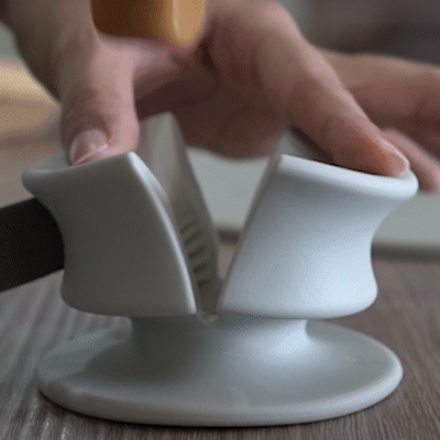 1. 【おやつを入れる】 おやつをグリップに入れます。細いおやつは、付属のインサートをご利用ください