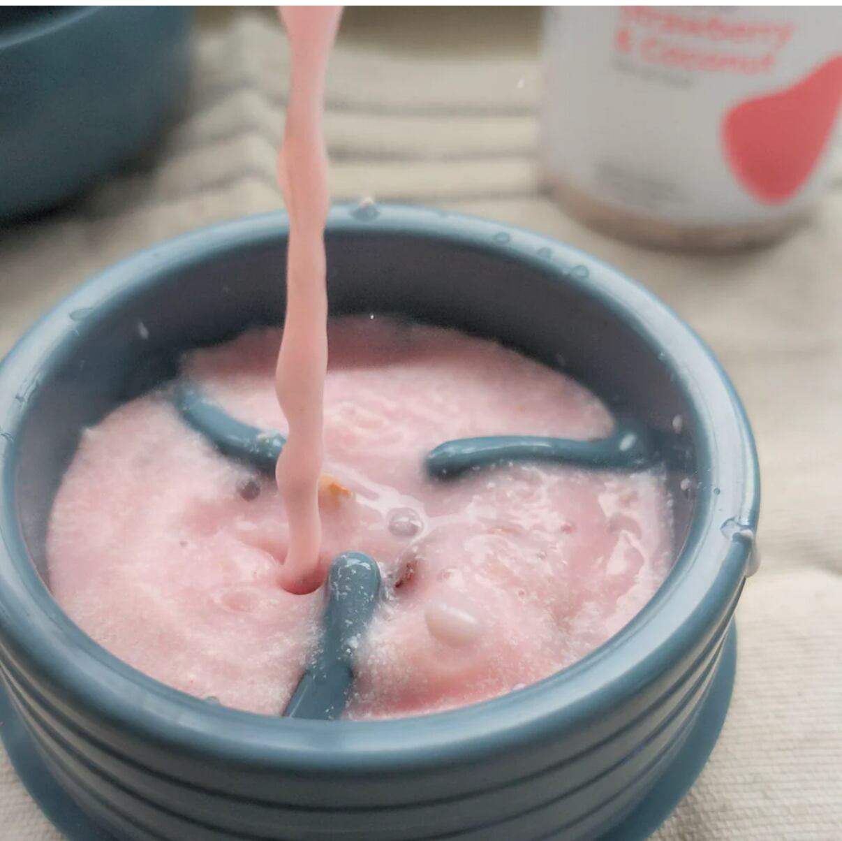 【わんこアイス】 スープ、ミルクなどの液体を入れて冷凍！漏れないデザインでそのまま冷凍庫にイン！