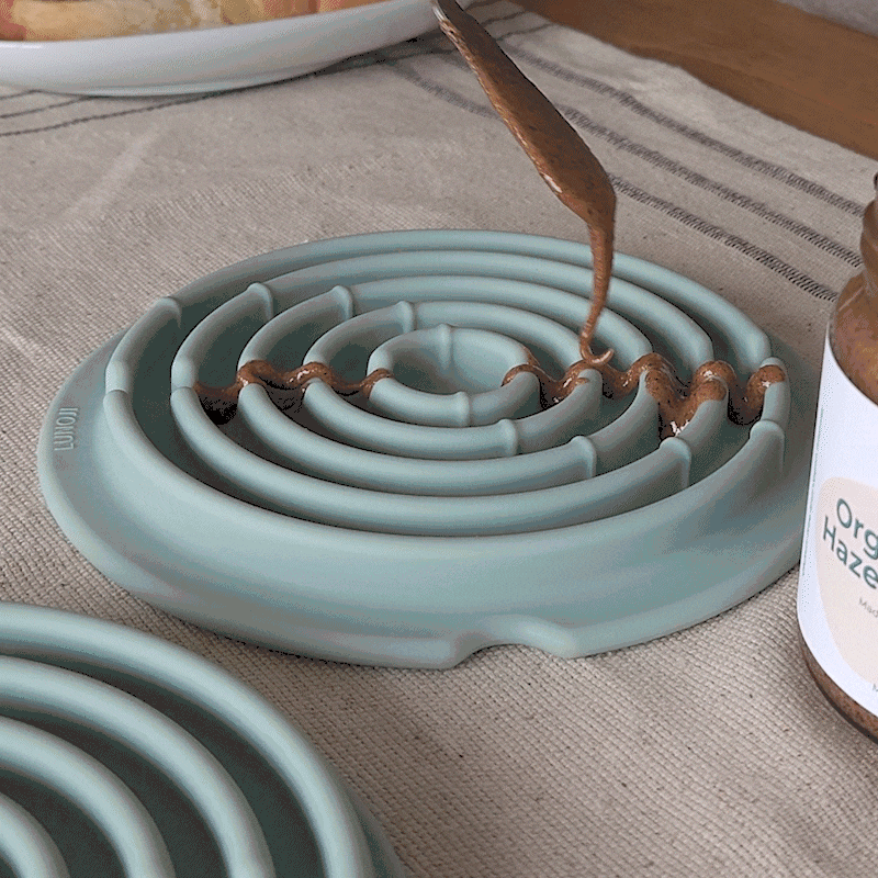 1.【おやつをのせる】Twirlの片面に少量のペースト、ちゅーる系のおやつをのせる。