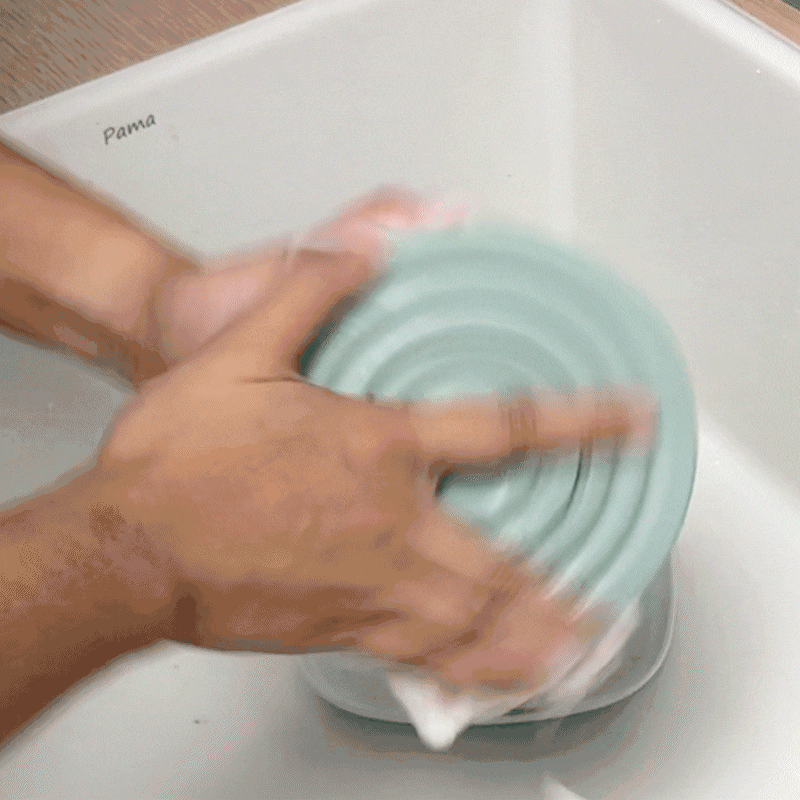 4.【洗浄】Twirl の両側を石鹸水と一緒にねじり、泡立てながら洗い、残った汚れを取り除きます。