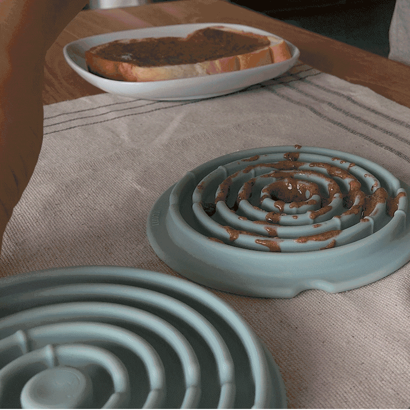 2.【くるくる】両側を合わせてひねってペーストを均一に広げます