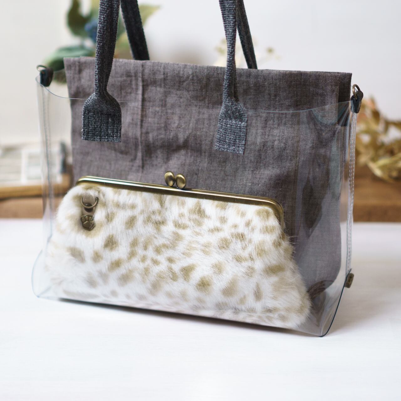 ファーのスマホショルダーを入れて