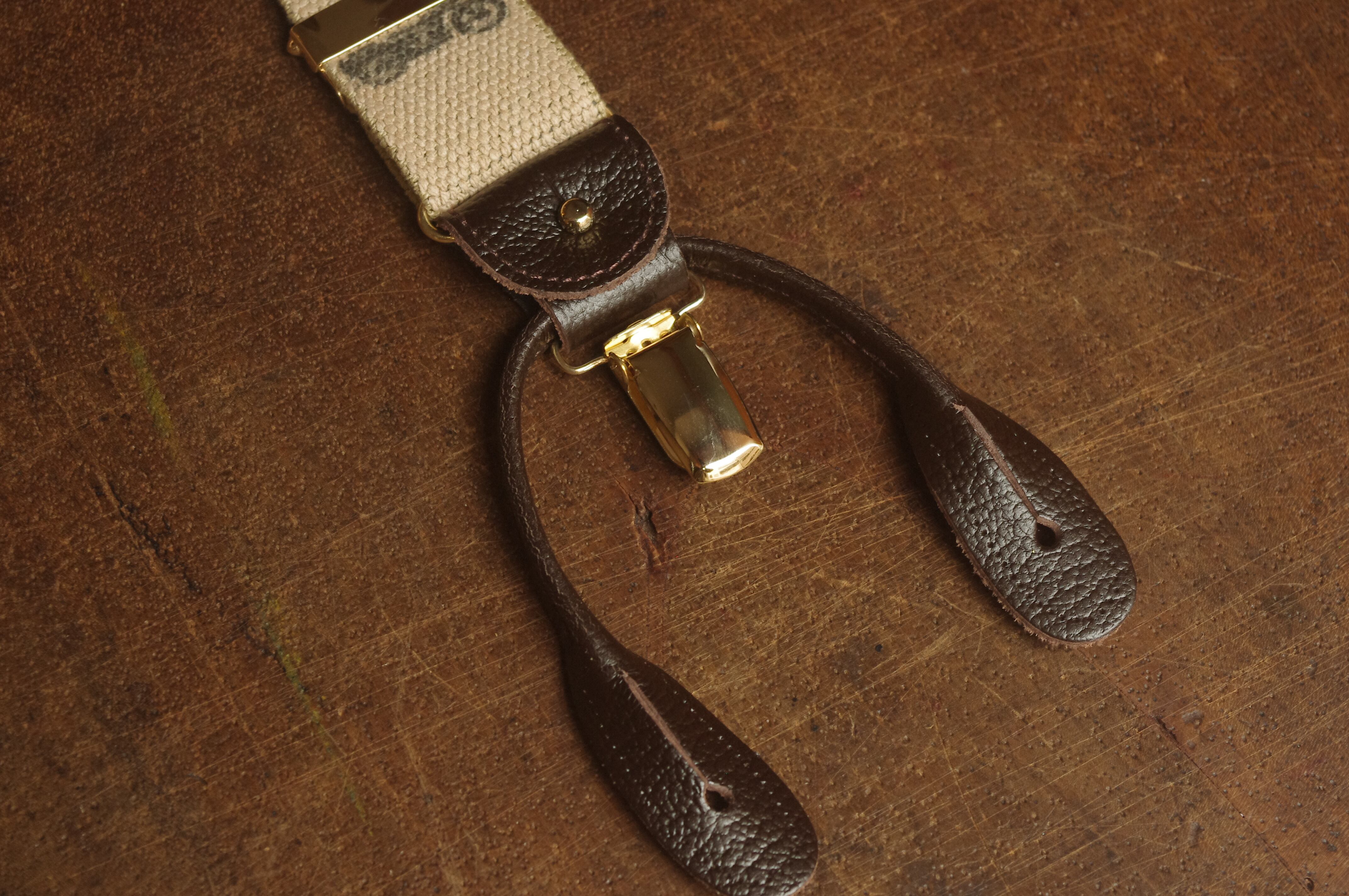 クリップとレザーの2way仕様