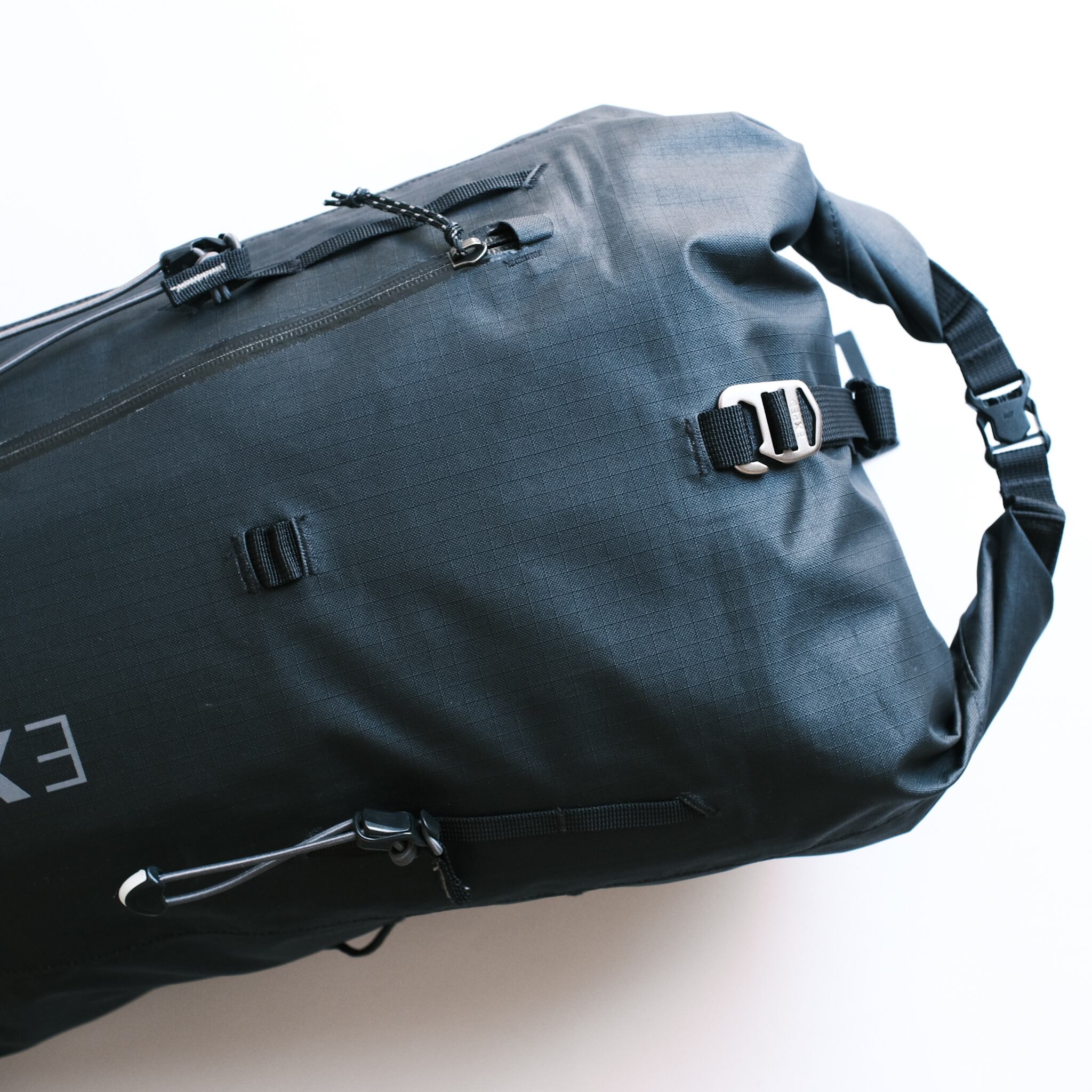 二箇所にフックを止めるループ