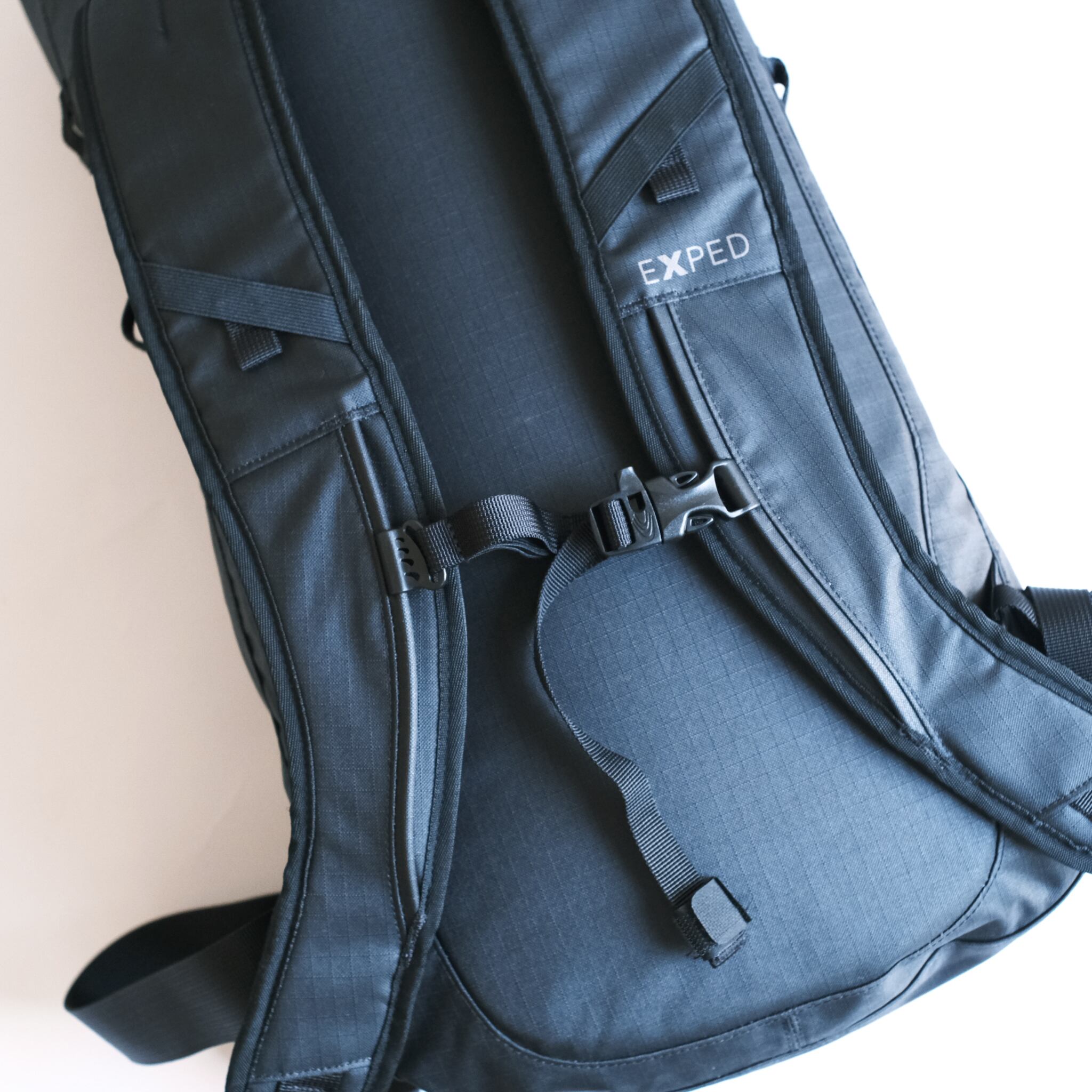 容易に調節できるチェストストラップ、ボトルポケットも付けられるループループが有難い