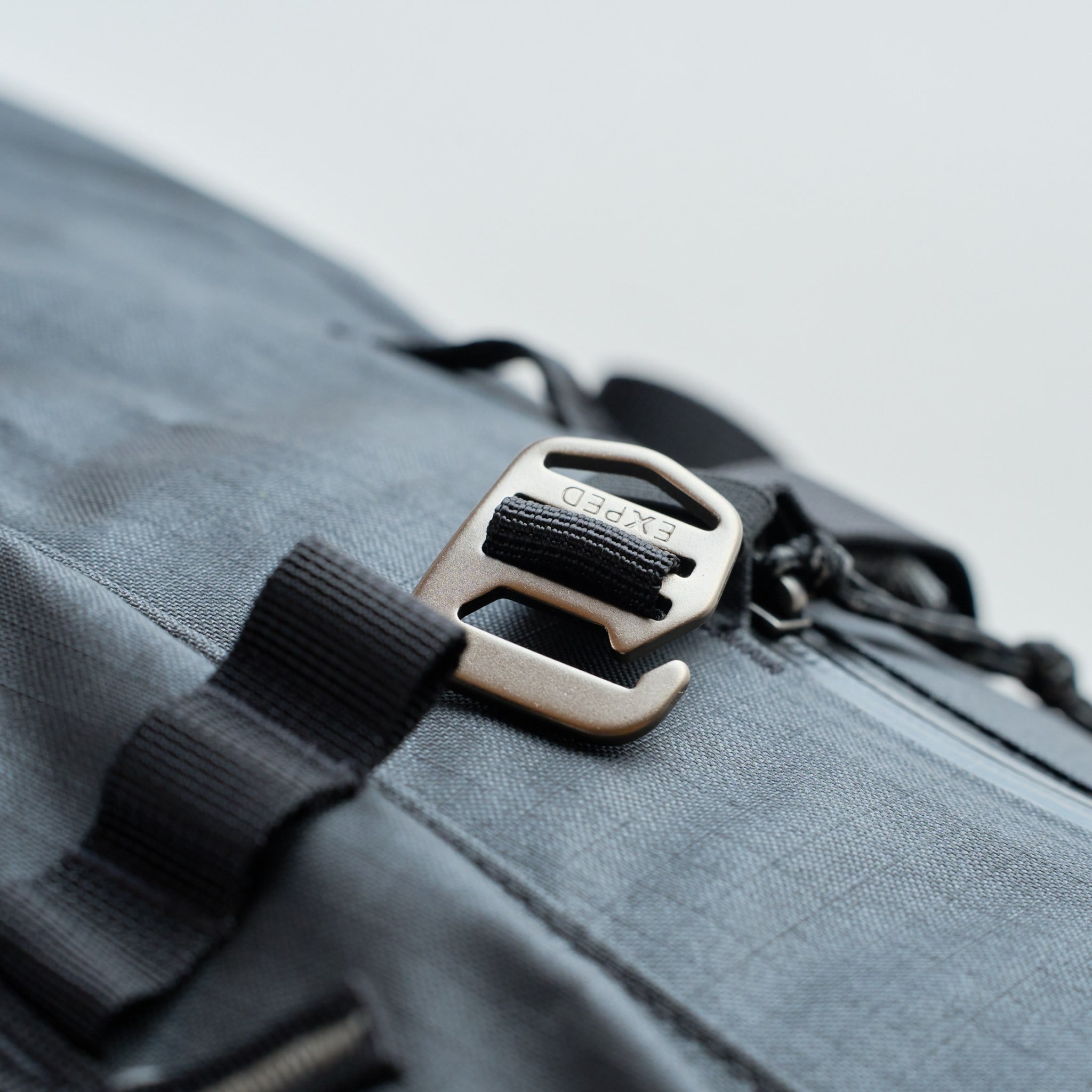 取り外し可能なサイドコンプレッションストラップ