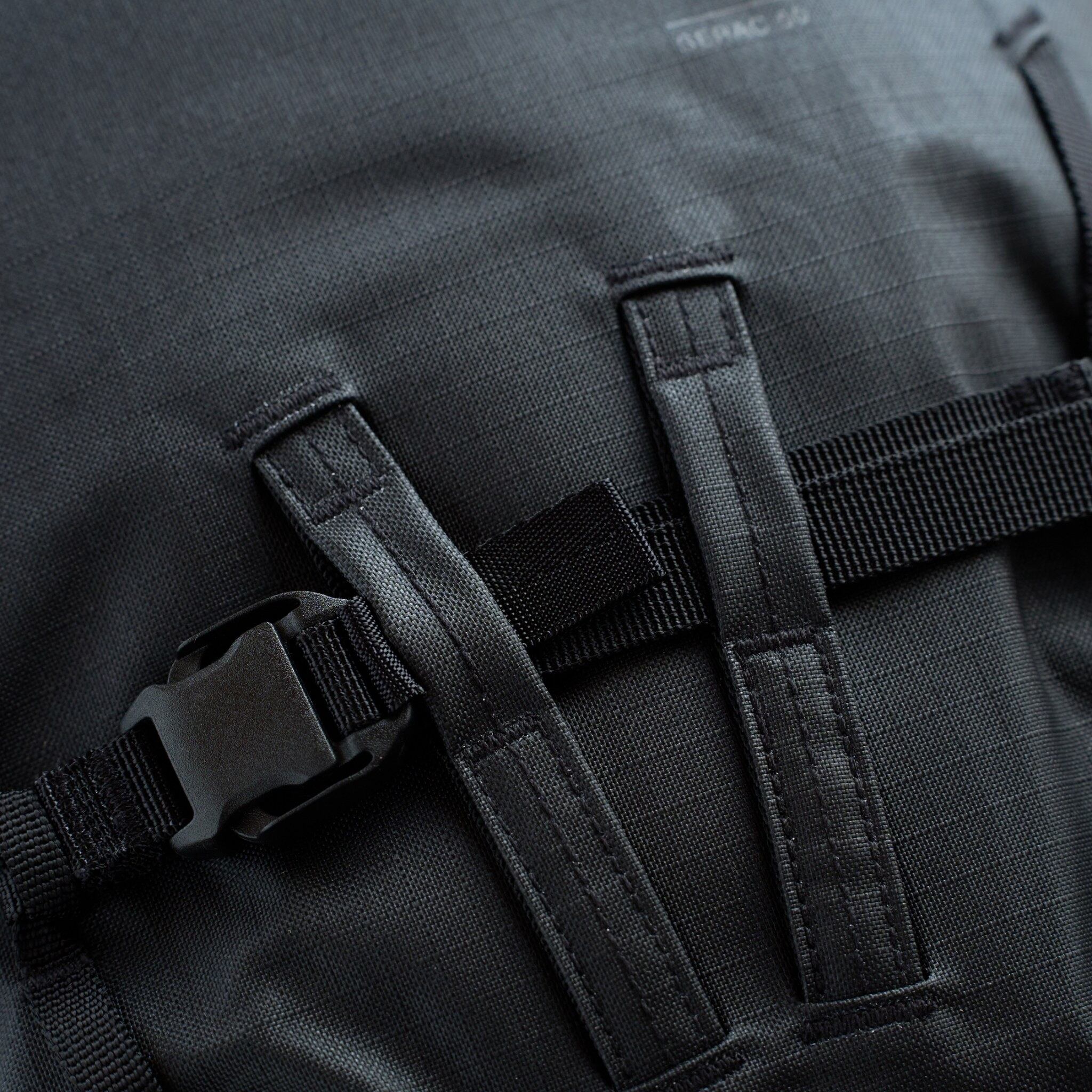 丈夫で効率的なギアループ、ピッケルやストックの保持に