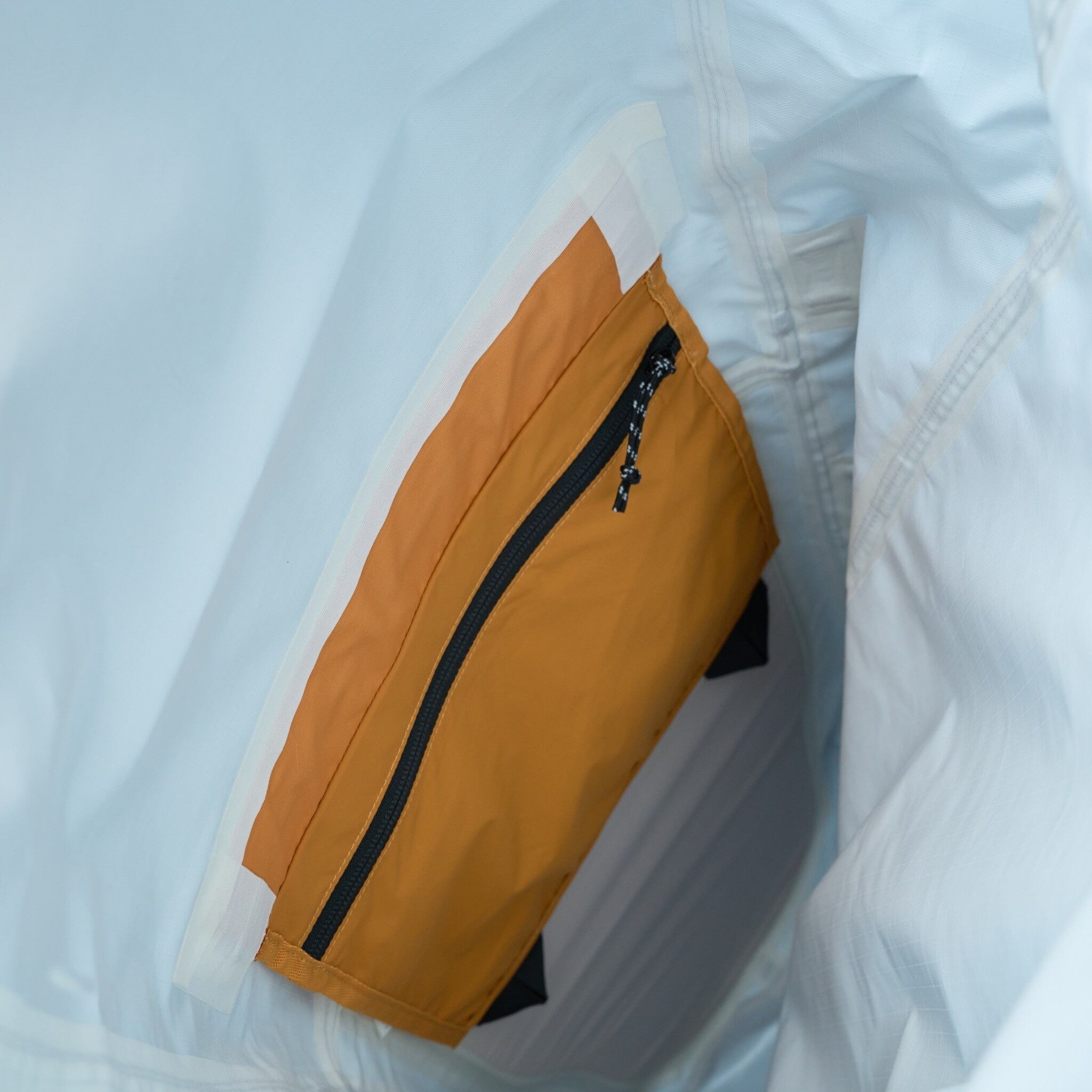 中は視認性が高い白、小さなポケット、背面パッドは取り外し可能