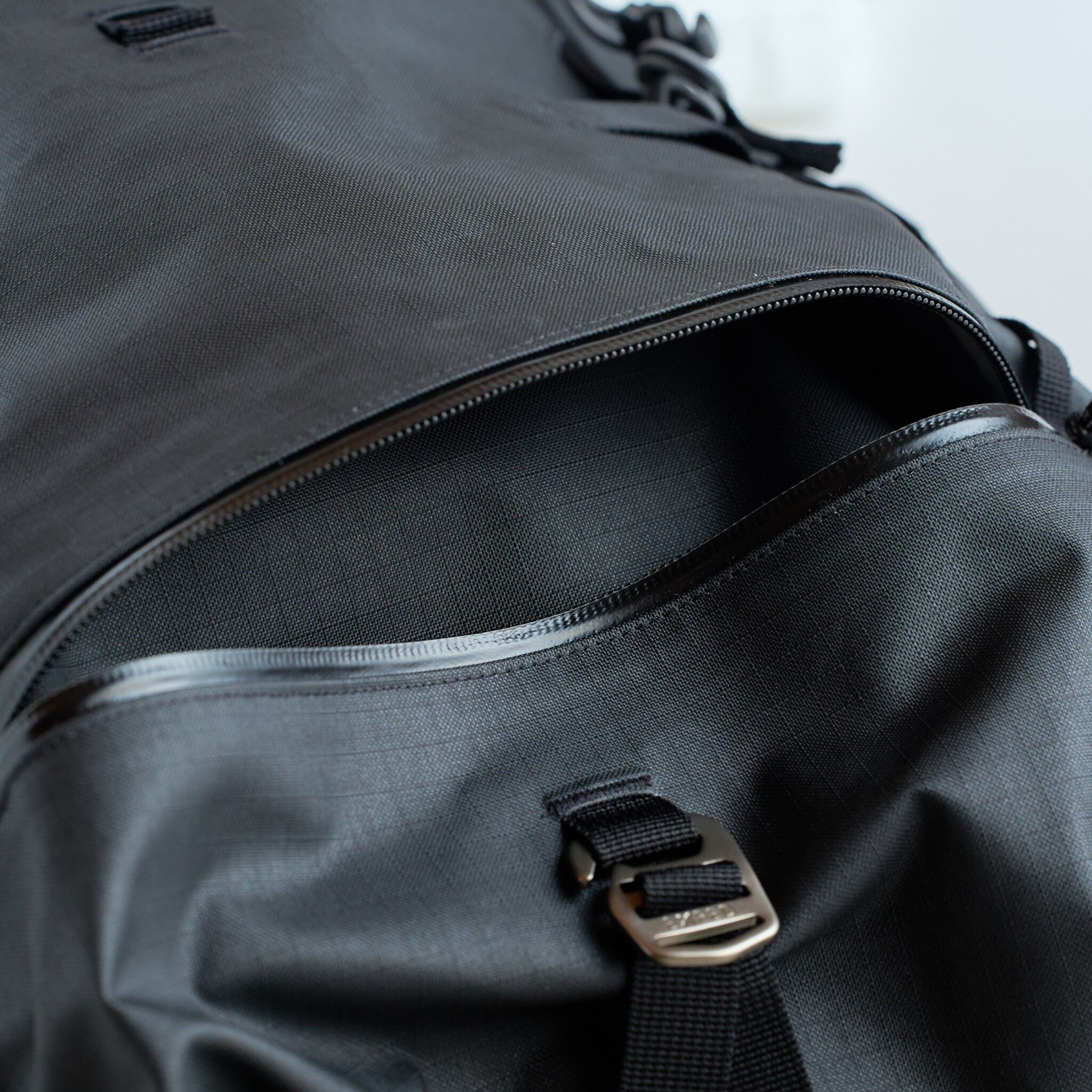 大容量のフロントポケット、アバランチギアや濡れたテントなどの収納も可能