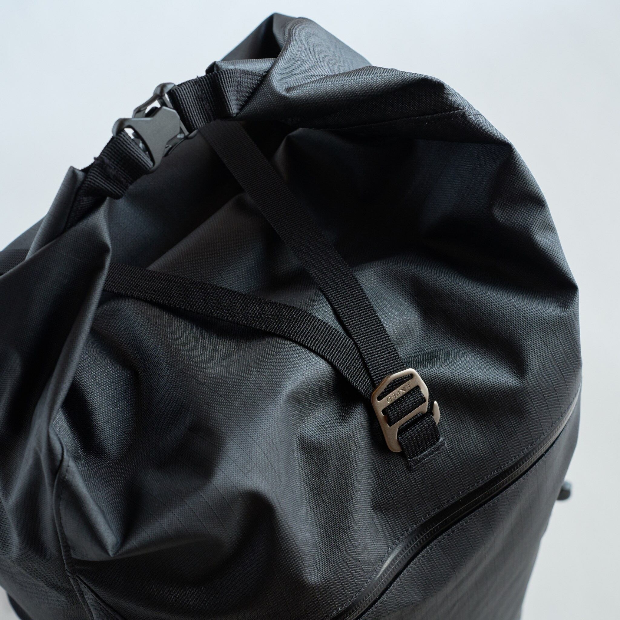 シンプルで凍っていても使いやすいフック式の固定、クリップと違い手が疲れない、グローブでも使いやすい