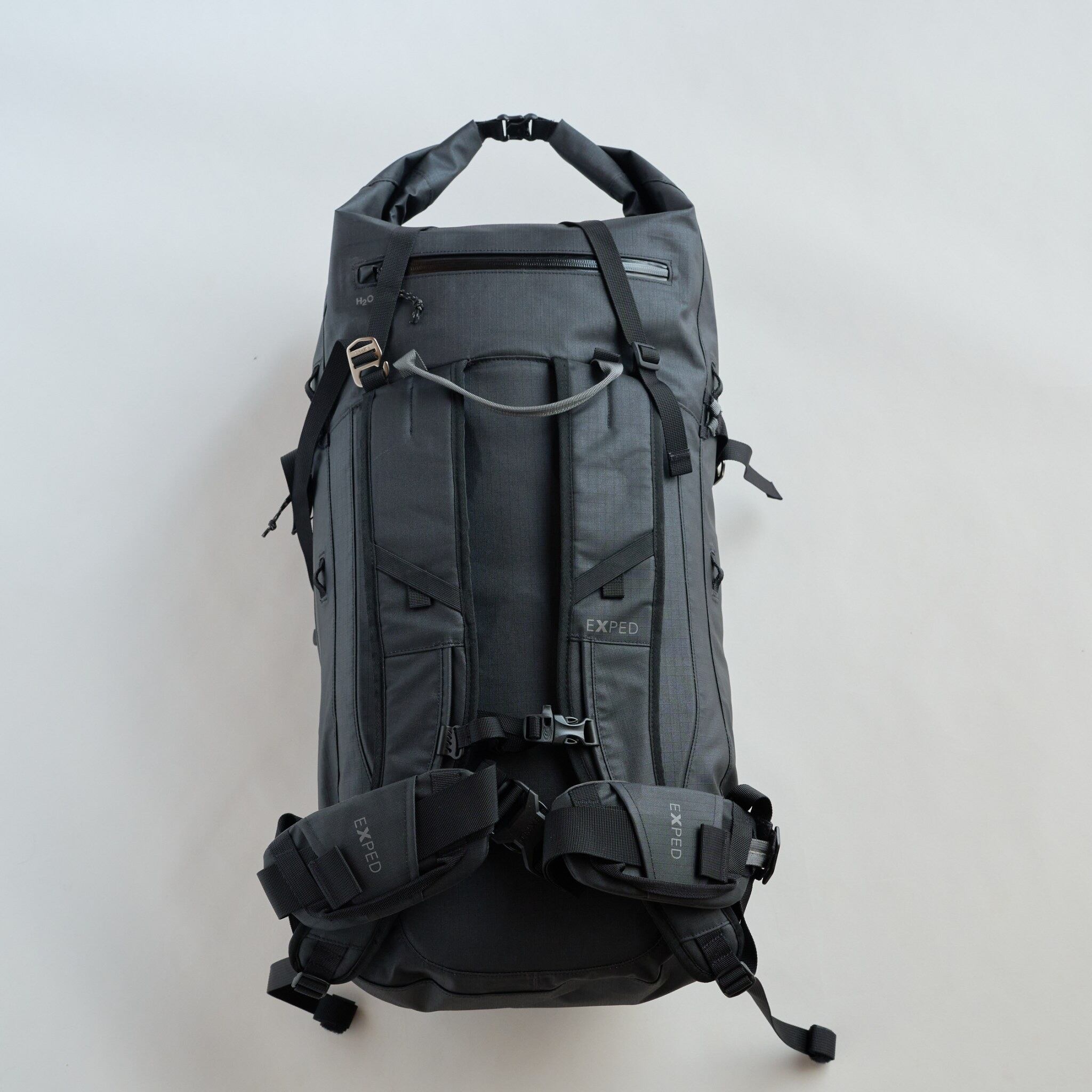 幅広で荷重分散しやすいショルダーハーネス、裏はメッシュ、ボトルポケットも取り付け可能